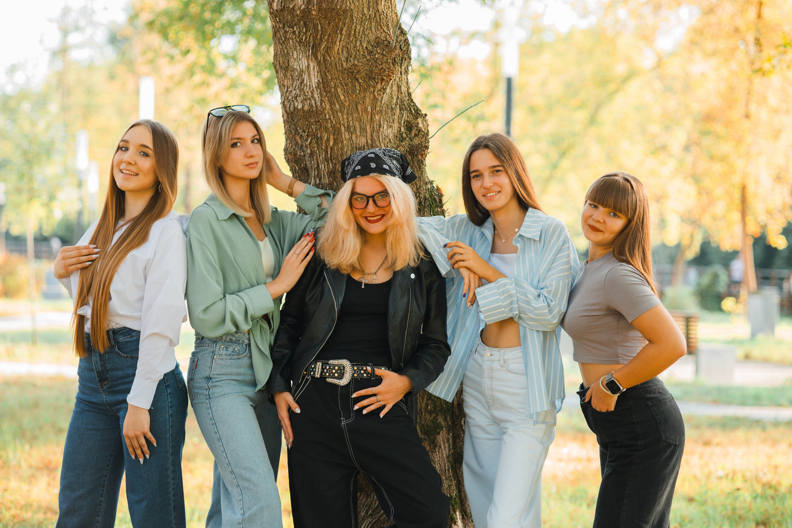 Прогулочная фотосессия на выпускной альбом с 11 классом в Серпухове. Выпускные альбомы в Серпухове