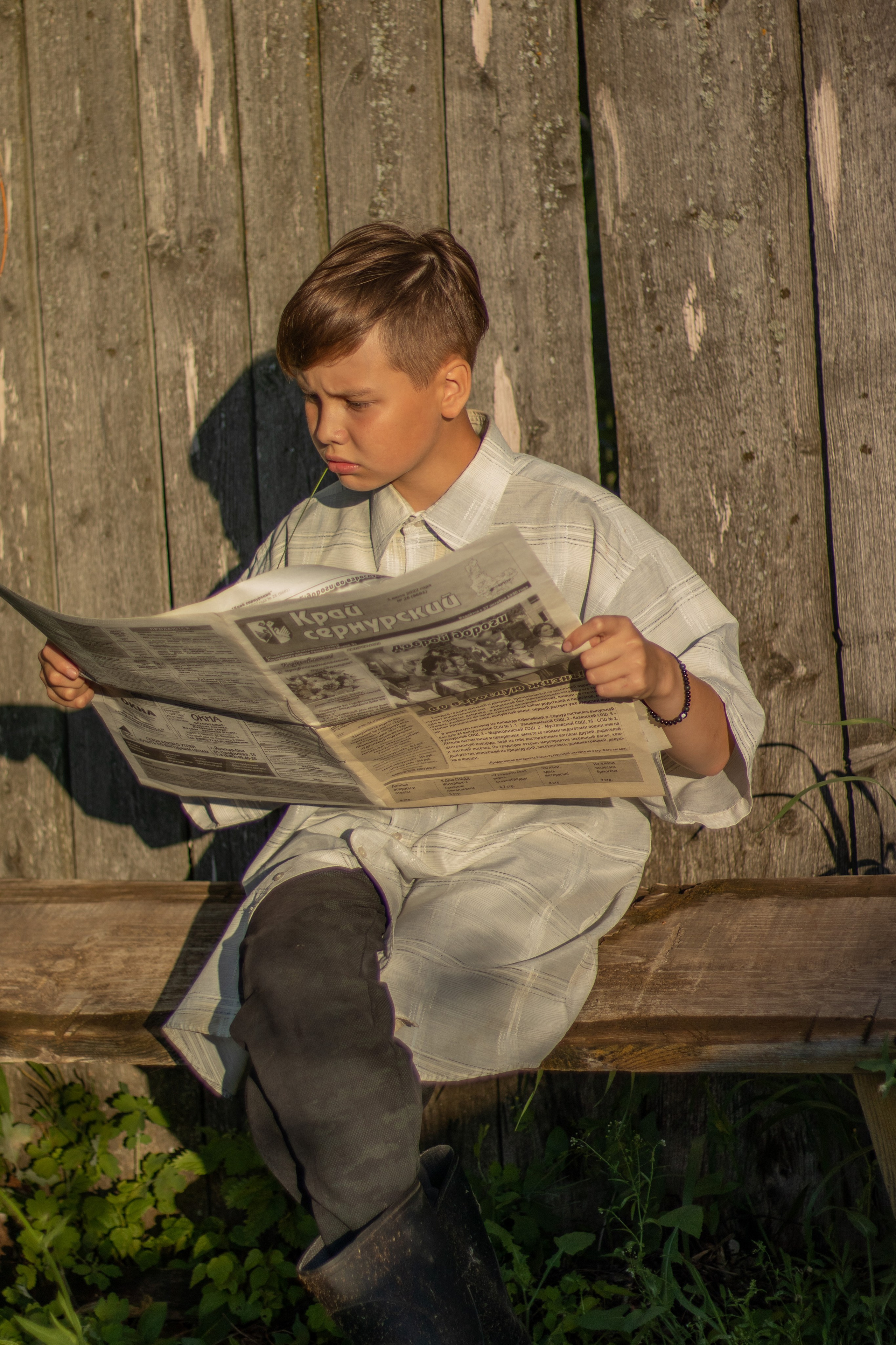 Мальчик с газетой. Серия съемки для бабушки