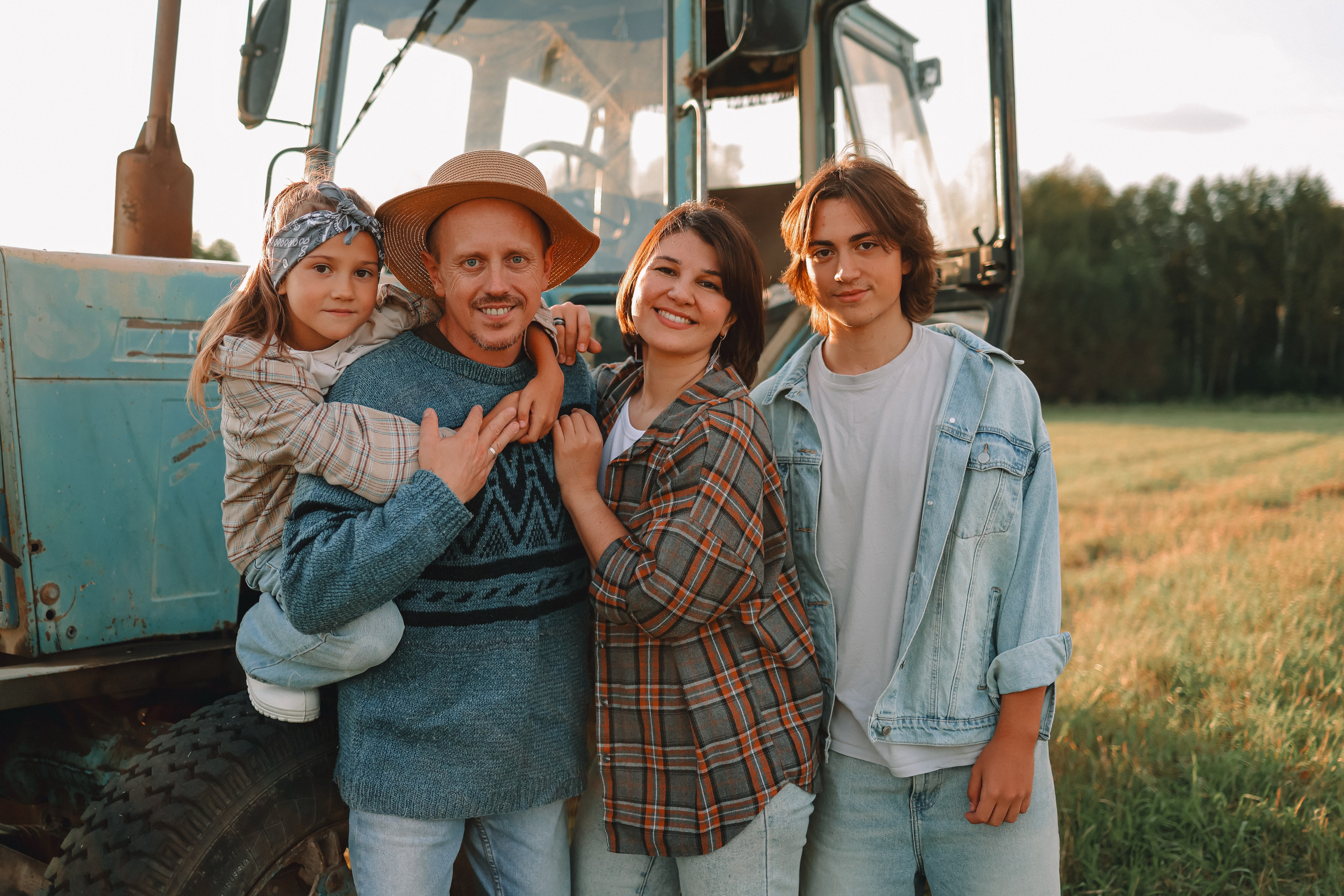 Трактор. Семейный фотограф Тюмень, фотограф на роды Салмина Мария