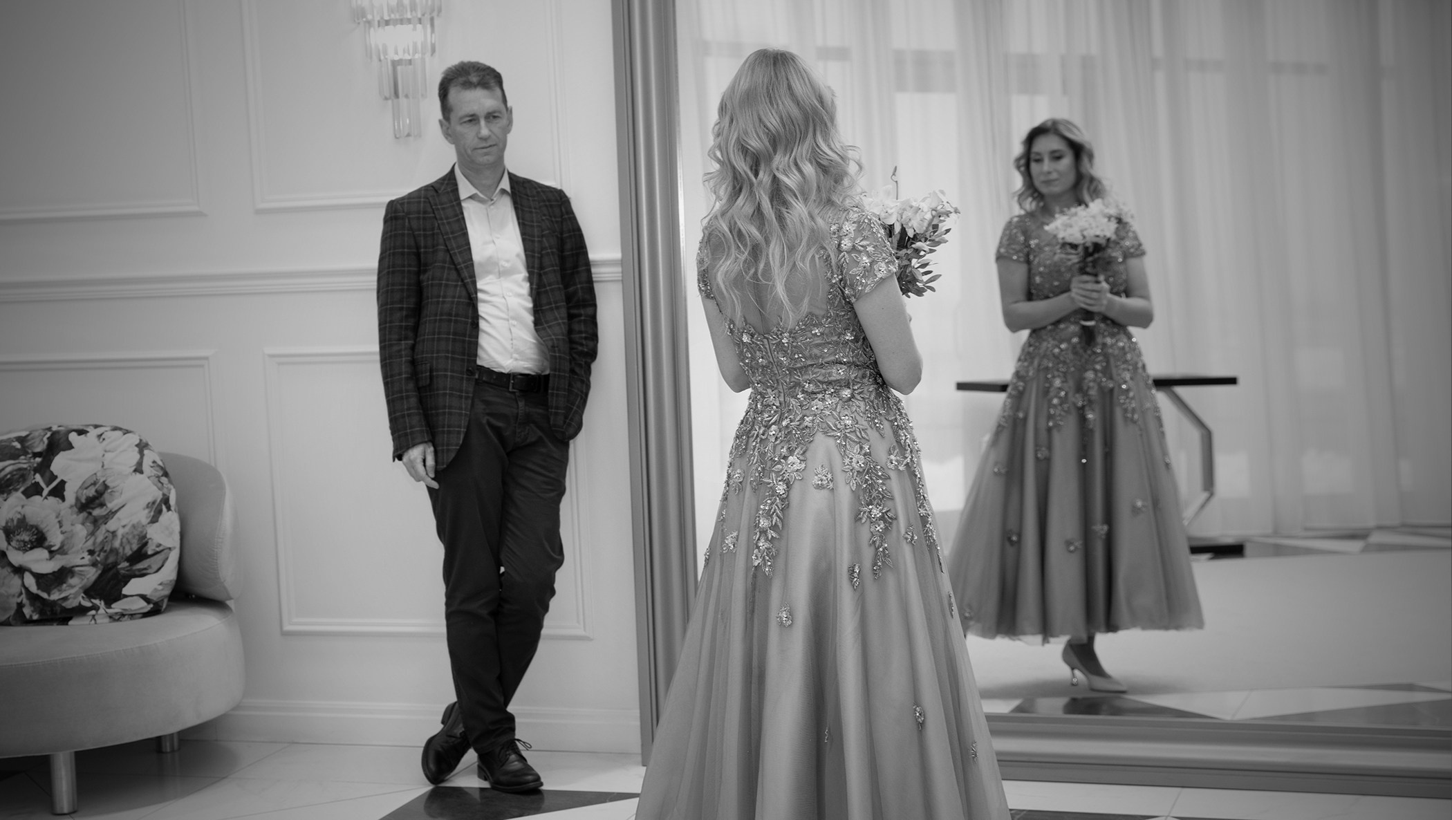 черно белое фото где невеста смотрится в зеркало рядом со своим женихом 