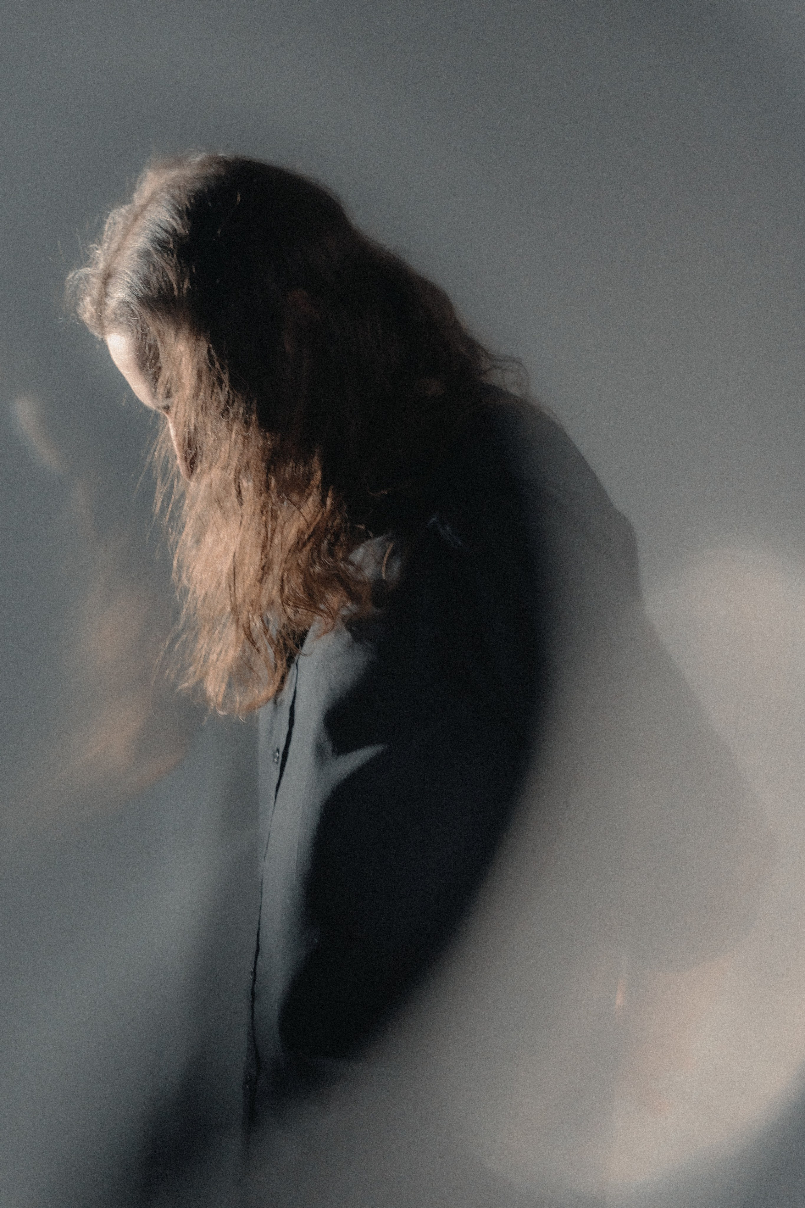 студийный драматический портрет мужчины с длинными волосами