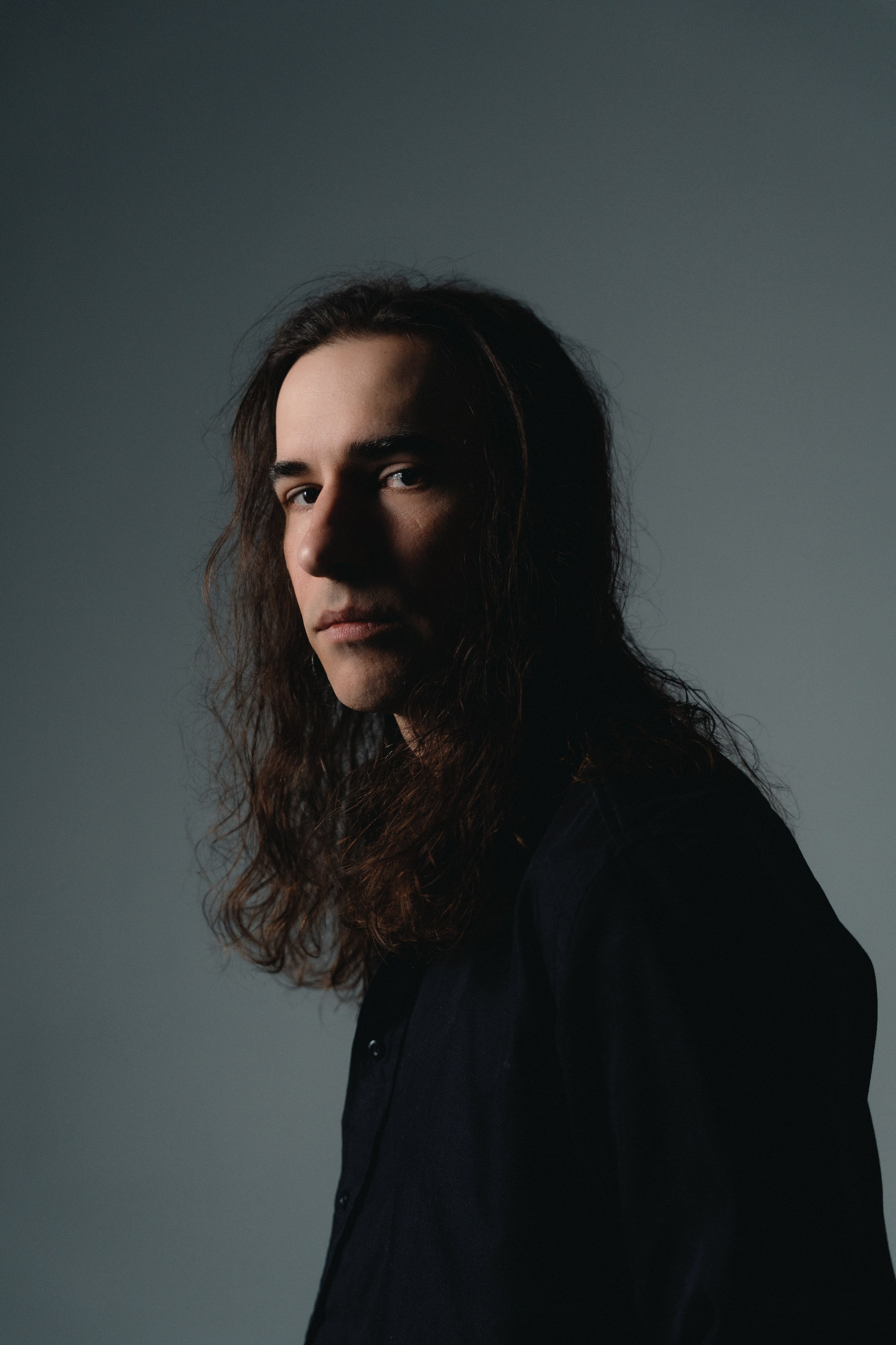 мужской портрет с контрастным светом и глубокими тенями