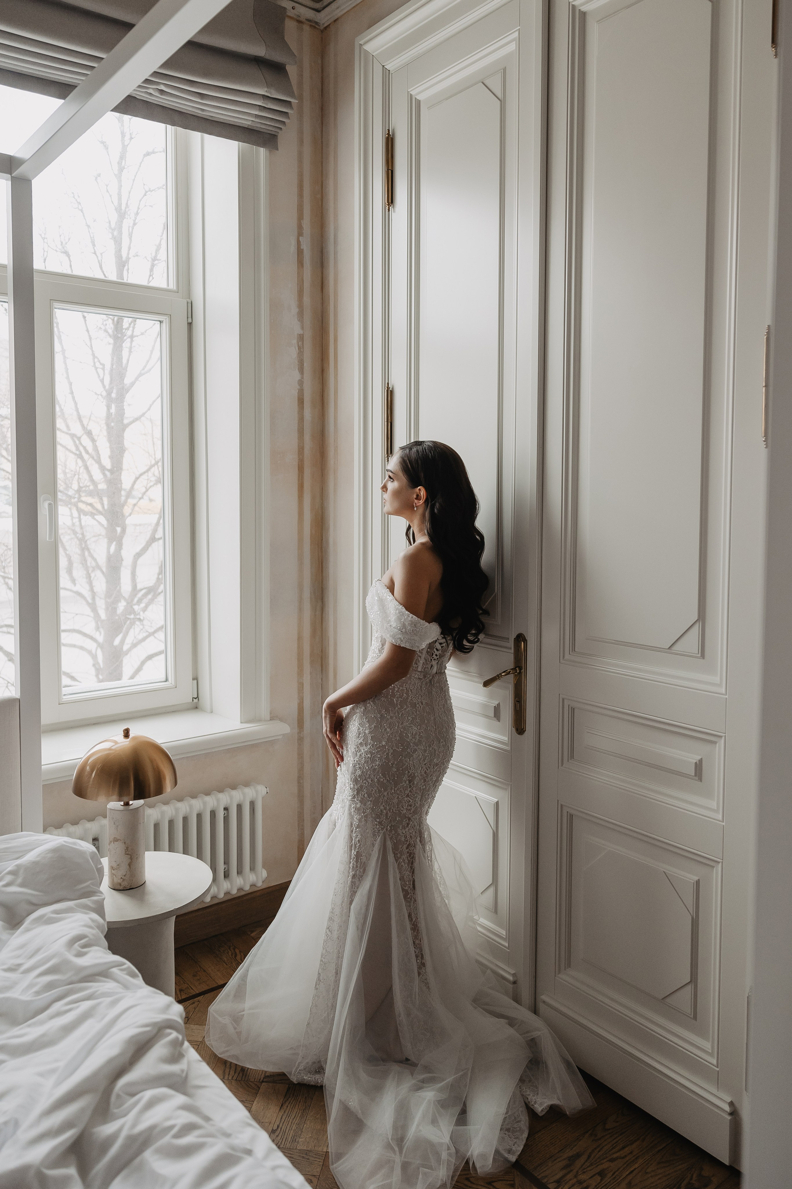 Свадебное утро жениха и невесты и свадебные сборы в отеле Twelve Reasons в Москве