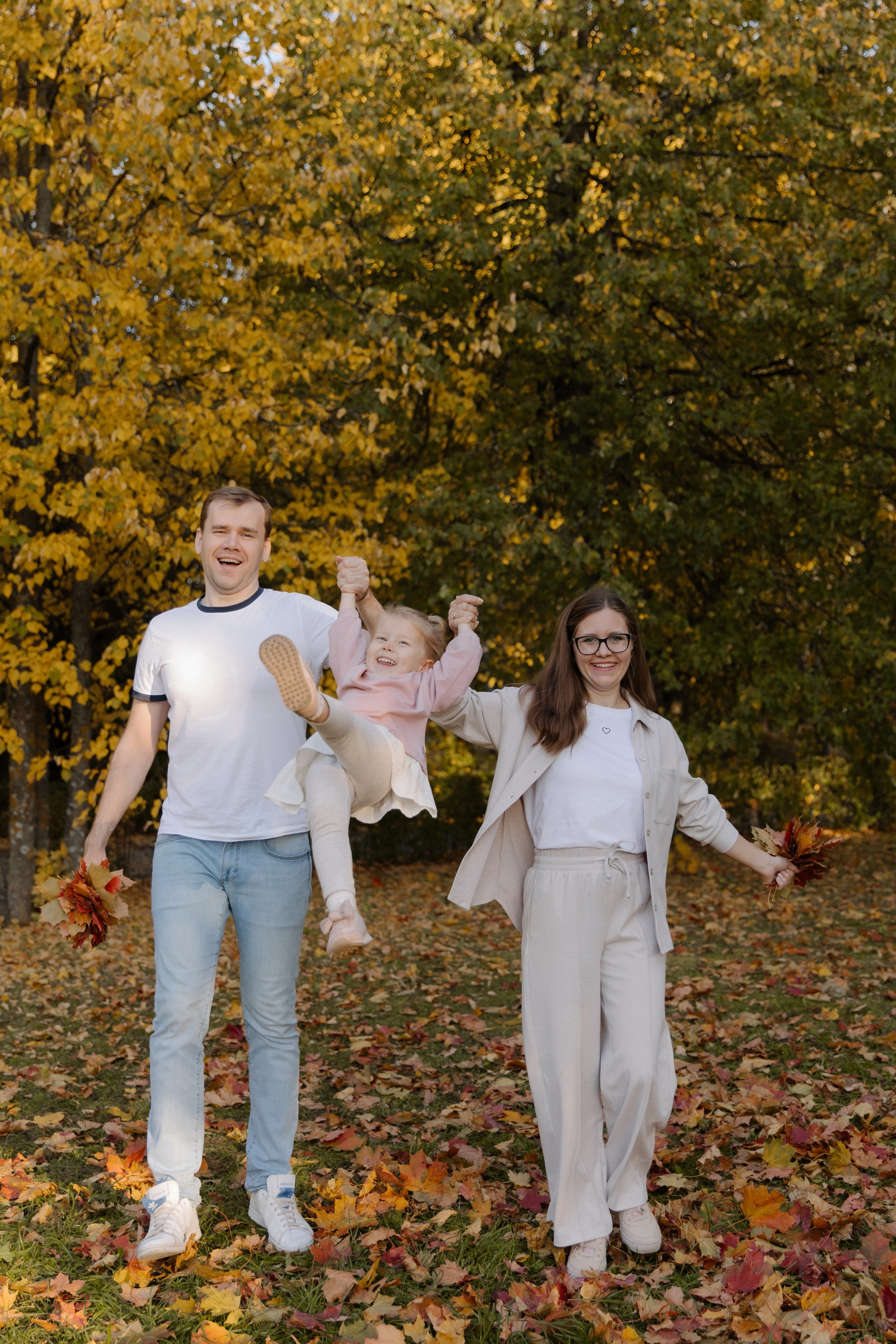 Прогулка Василисы с родителями, дядей и тетей. Семейный и свадебный фотограф в Москве и Зеленограде Пилипенко Юлия