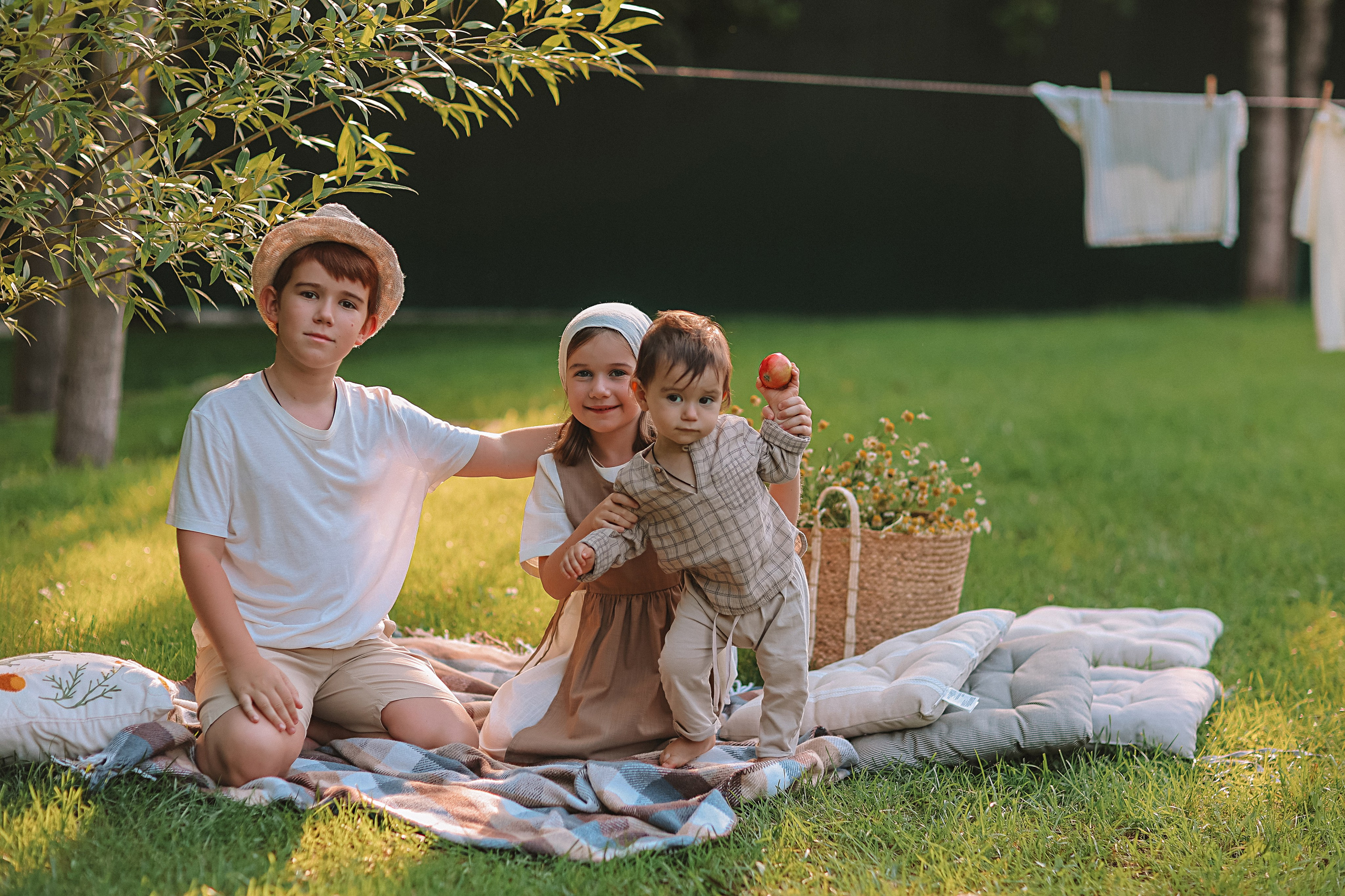 Стирка у дома. Семейный фотограф Тюмень, фотограф на роды Салмина Мария