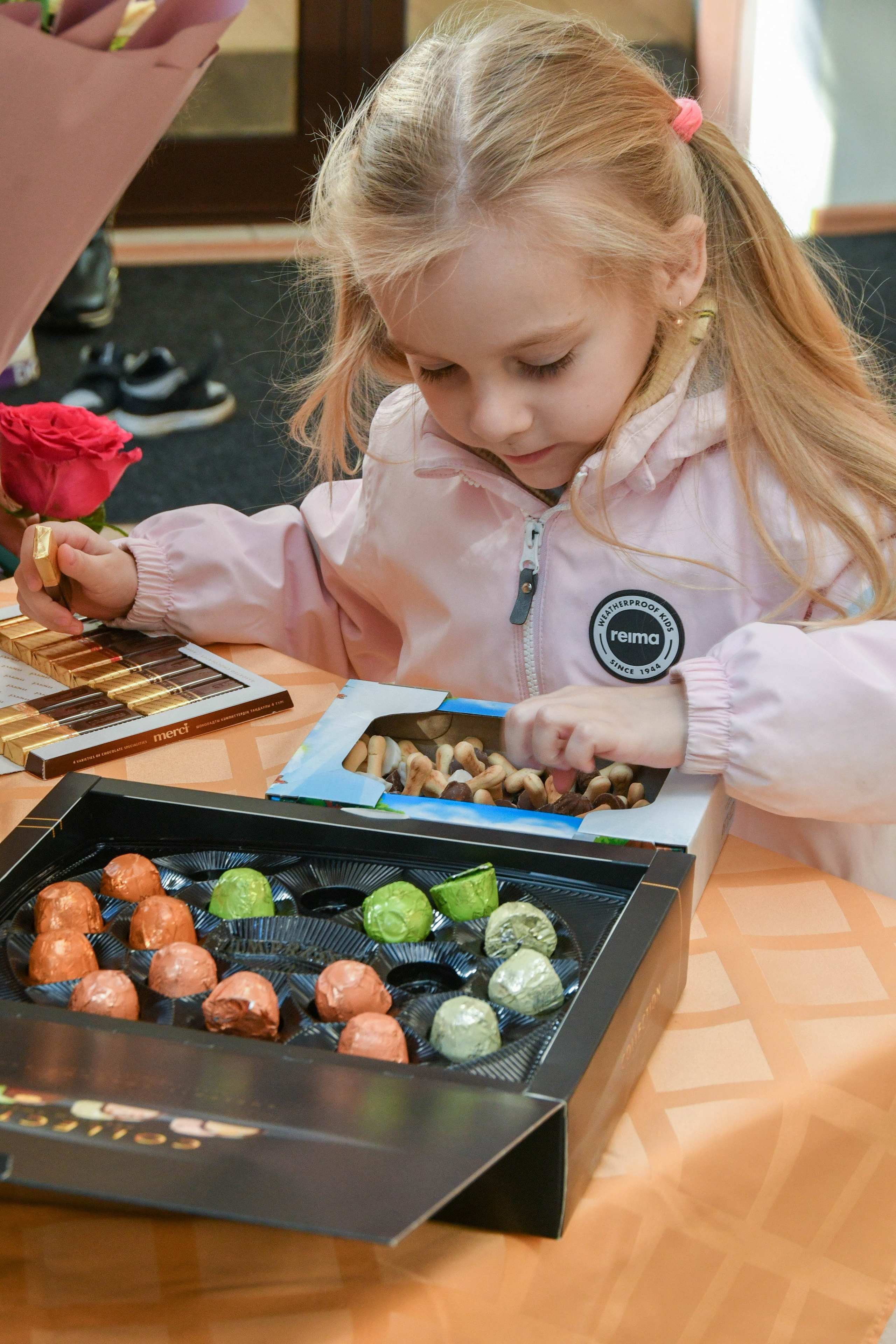 2023 г. День дошкольного работника и прогулка. Репортажный и детский фотограф в Новосибирске