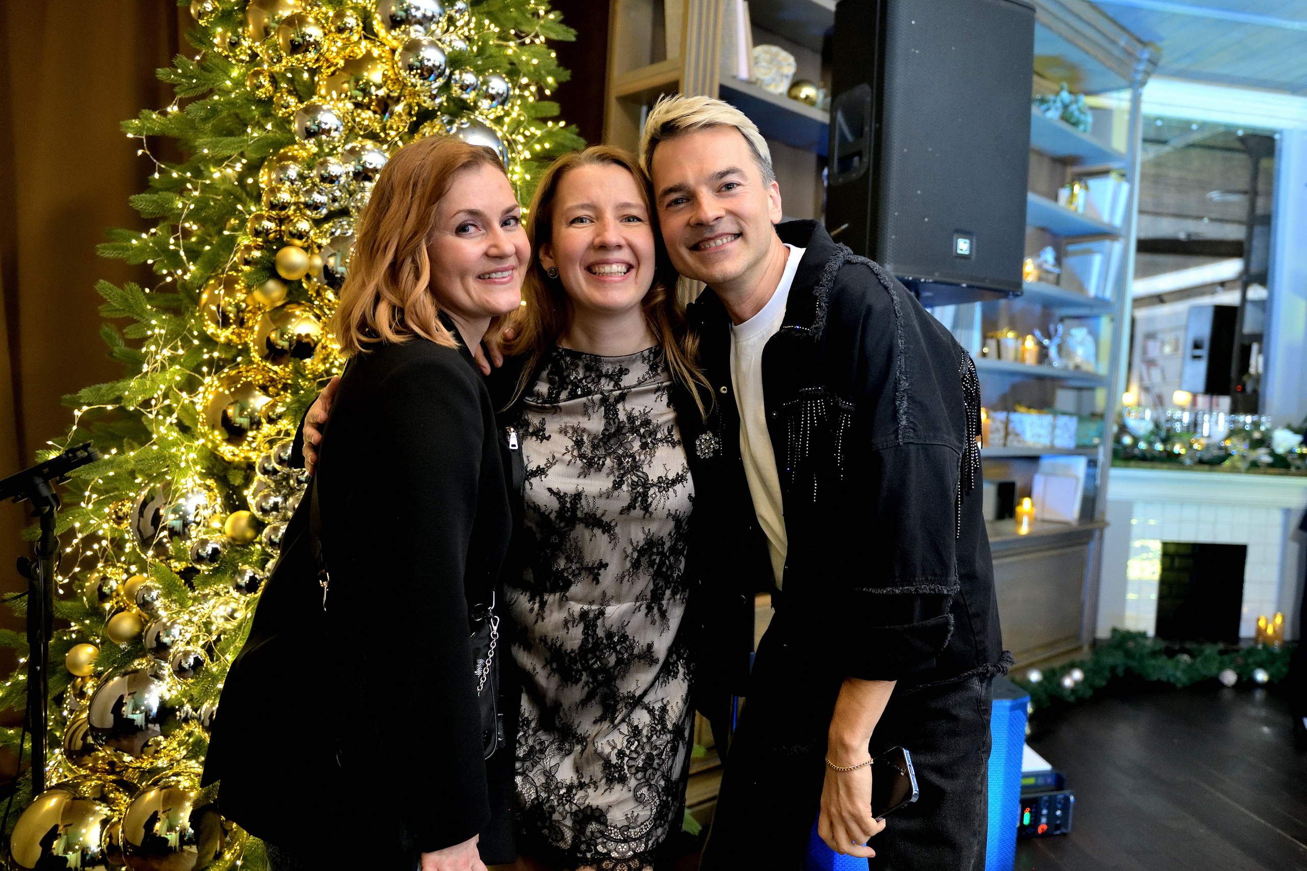 "Сотрудники компании позируют фотографу на новогоднем корпоративе".