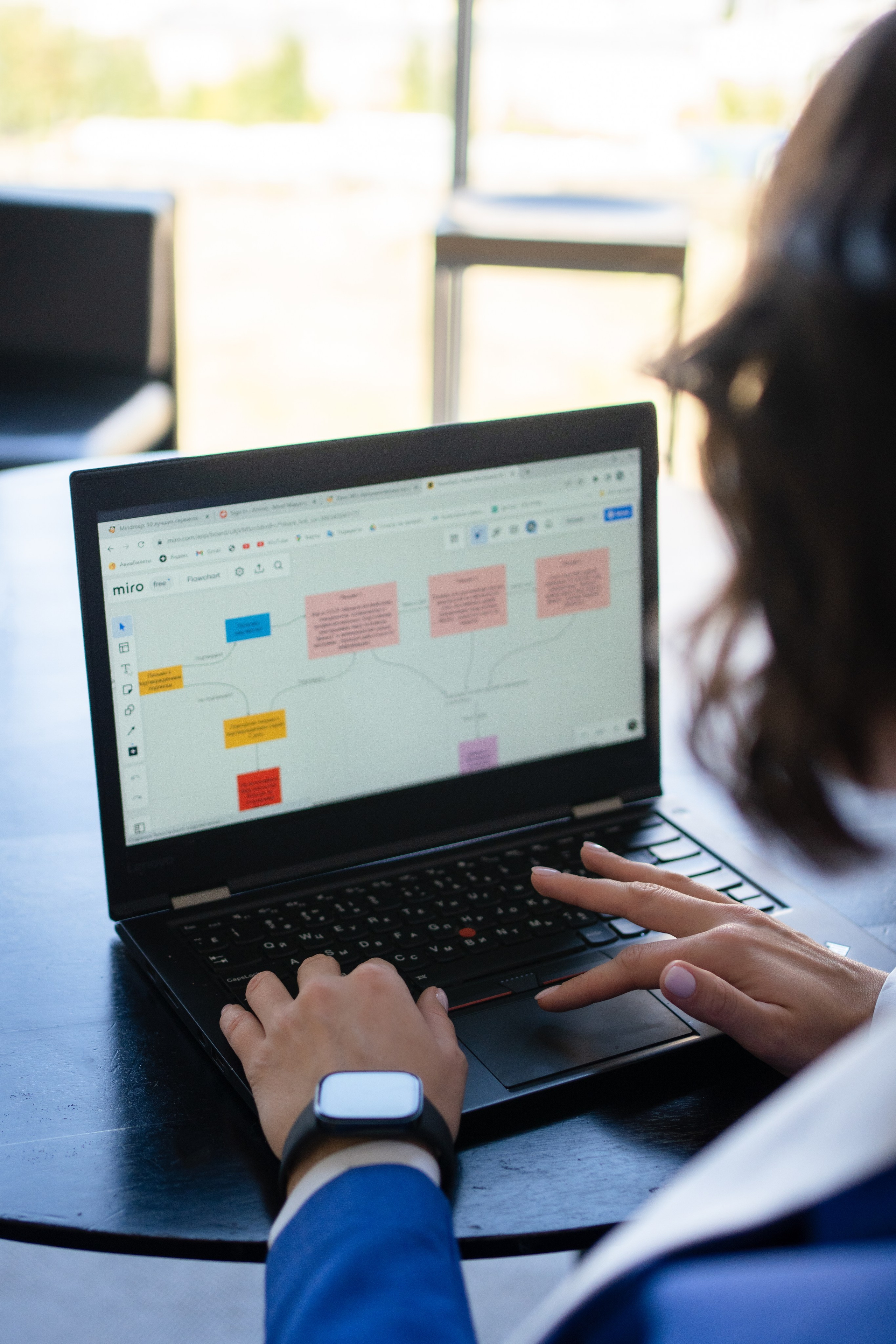 девушка печатает за ноутбуком 