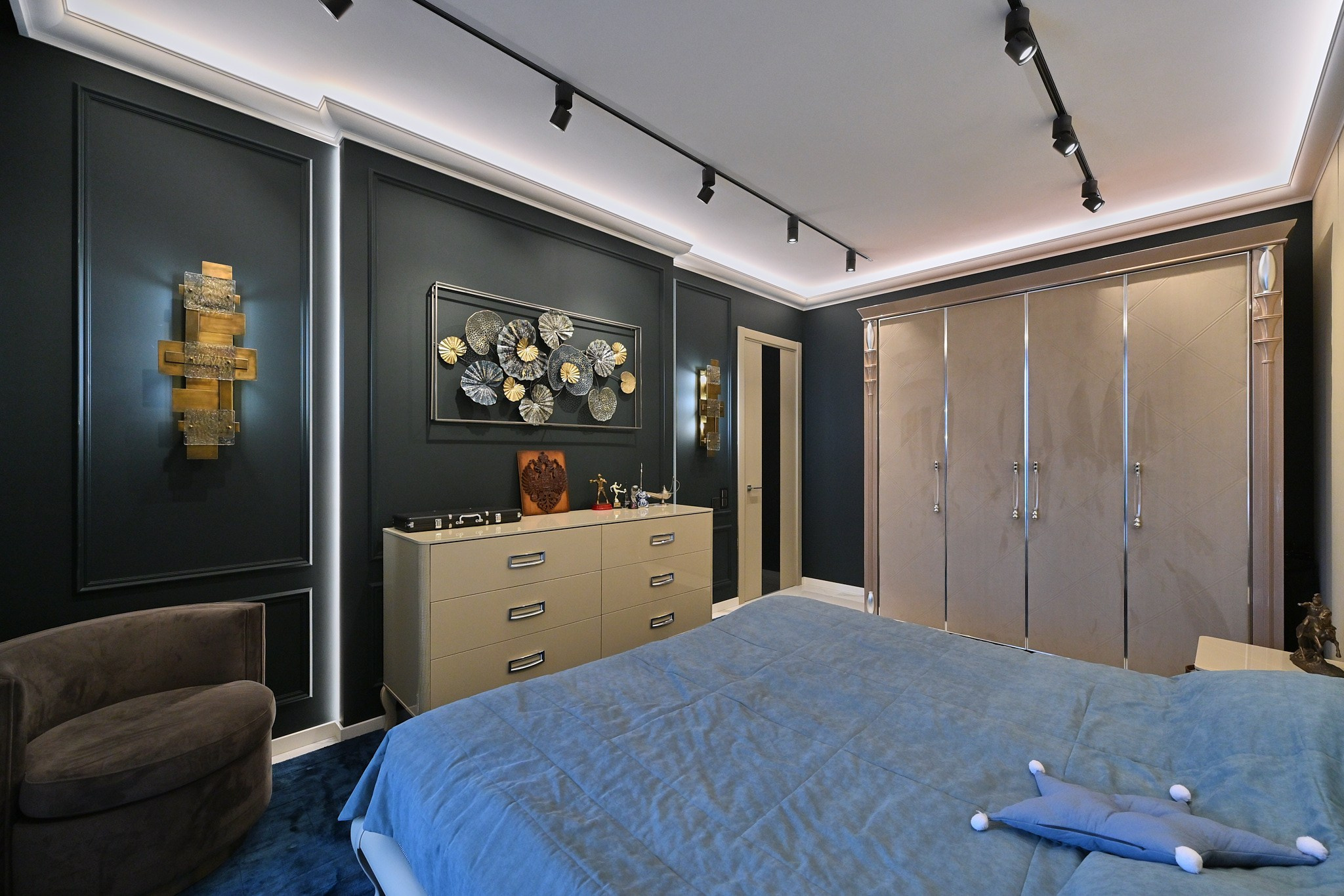 кровать шкаф темный стены темный пуфик 