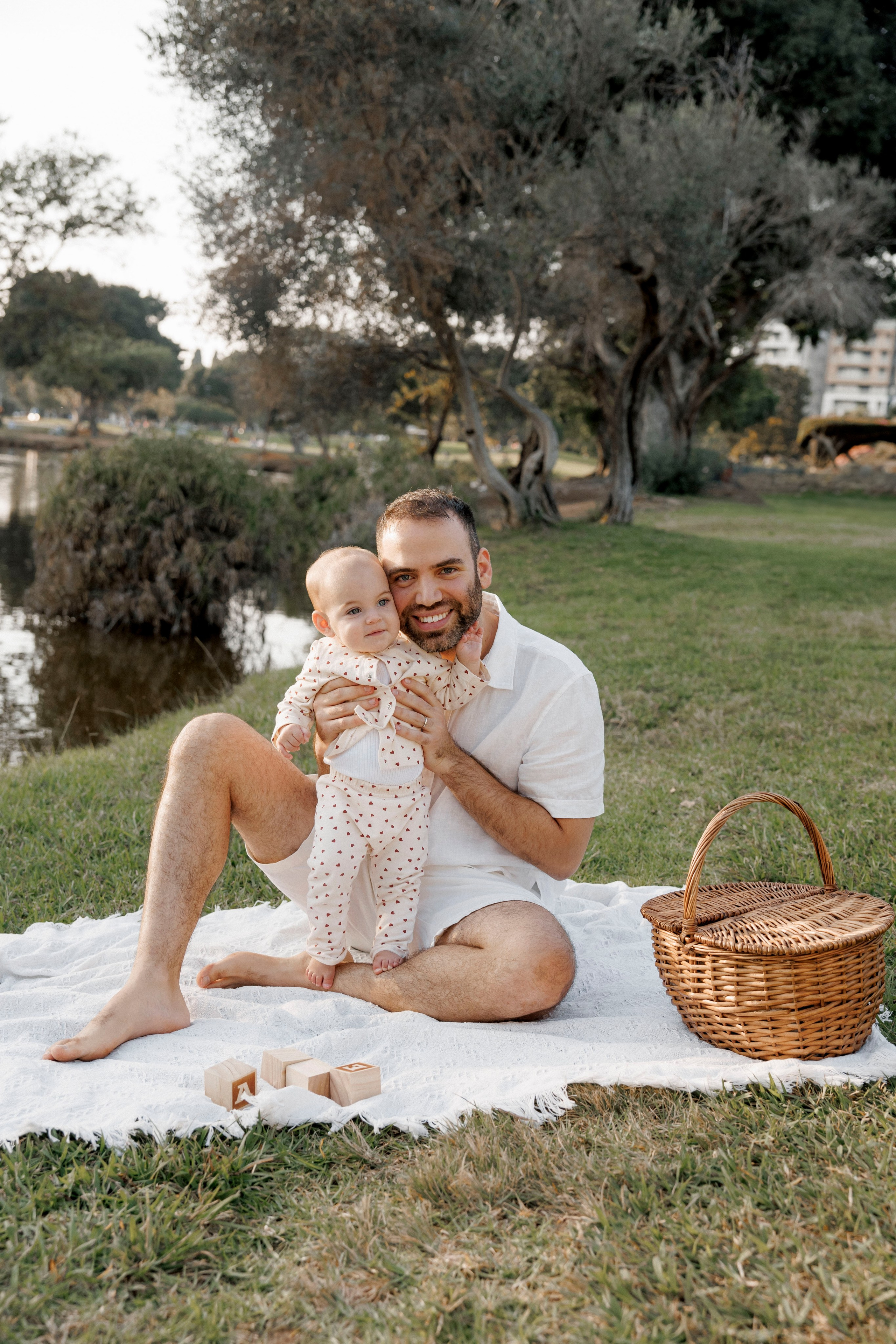First year photoshoot inside the park (sunset). Wedding and family photographer