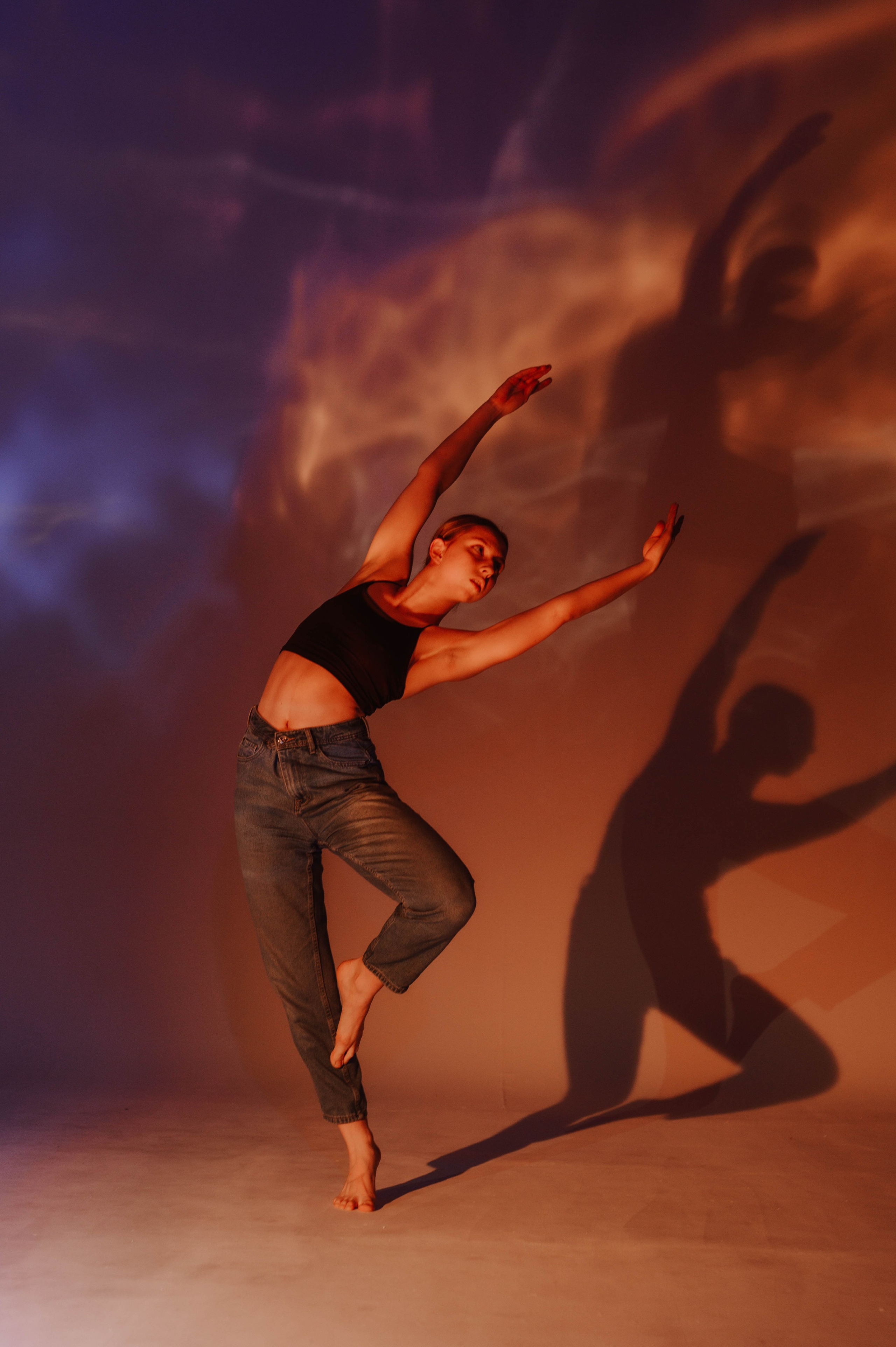 Фотосессия танцоров СПБ, фотосъемка для танцевальной школы Санкт-Петербург, танцевальная фотосессия СПб, фотосъемка танцевального коллектива. Танцевальная студия "Легенда". Фотосессия с цветным светом СПб.