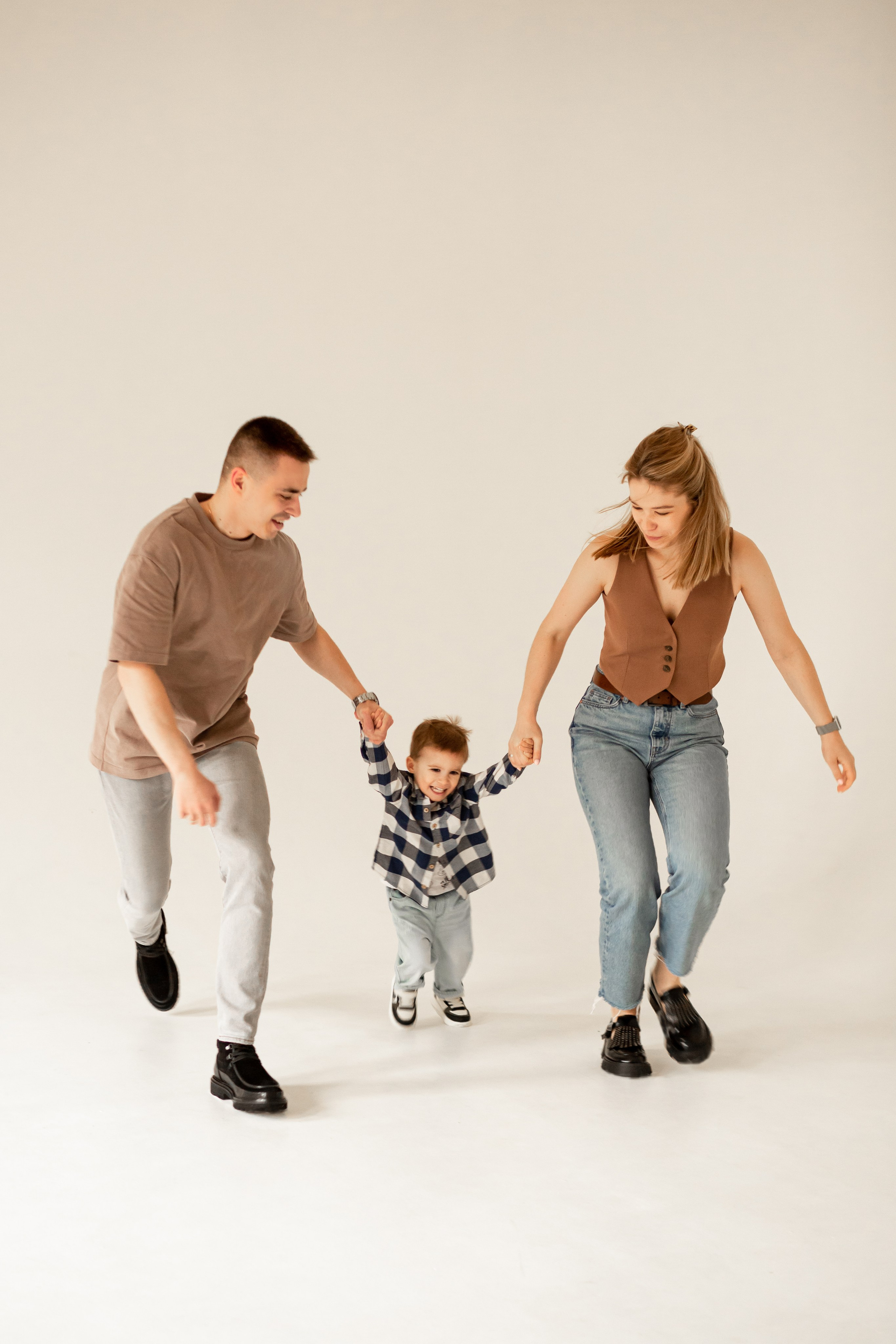 Семья Фурсал. Отрыв в студии. Свадебный фотограф Кирилл Белый