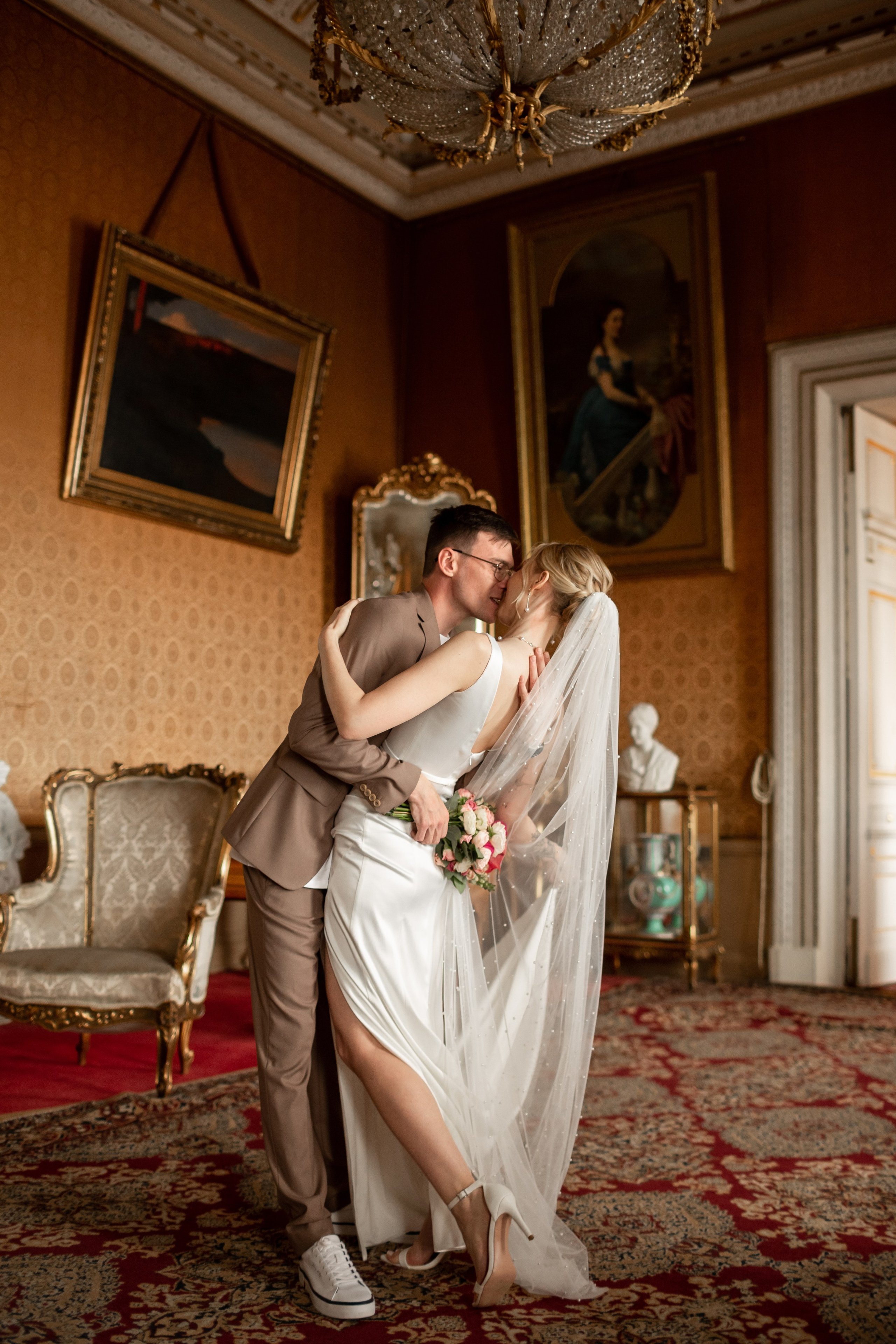 Свадебная фотосессия во дворцах Петербурга. Свадебный фотограф Кирилл Белый