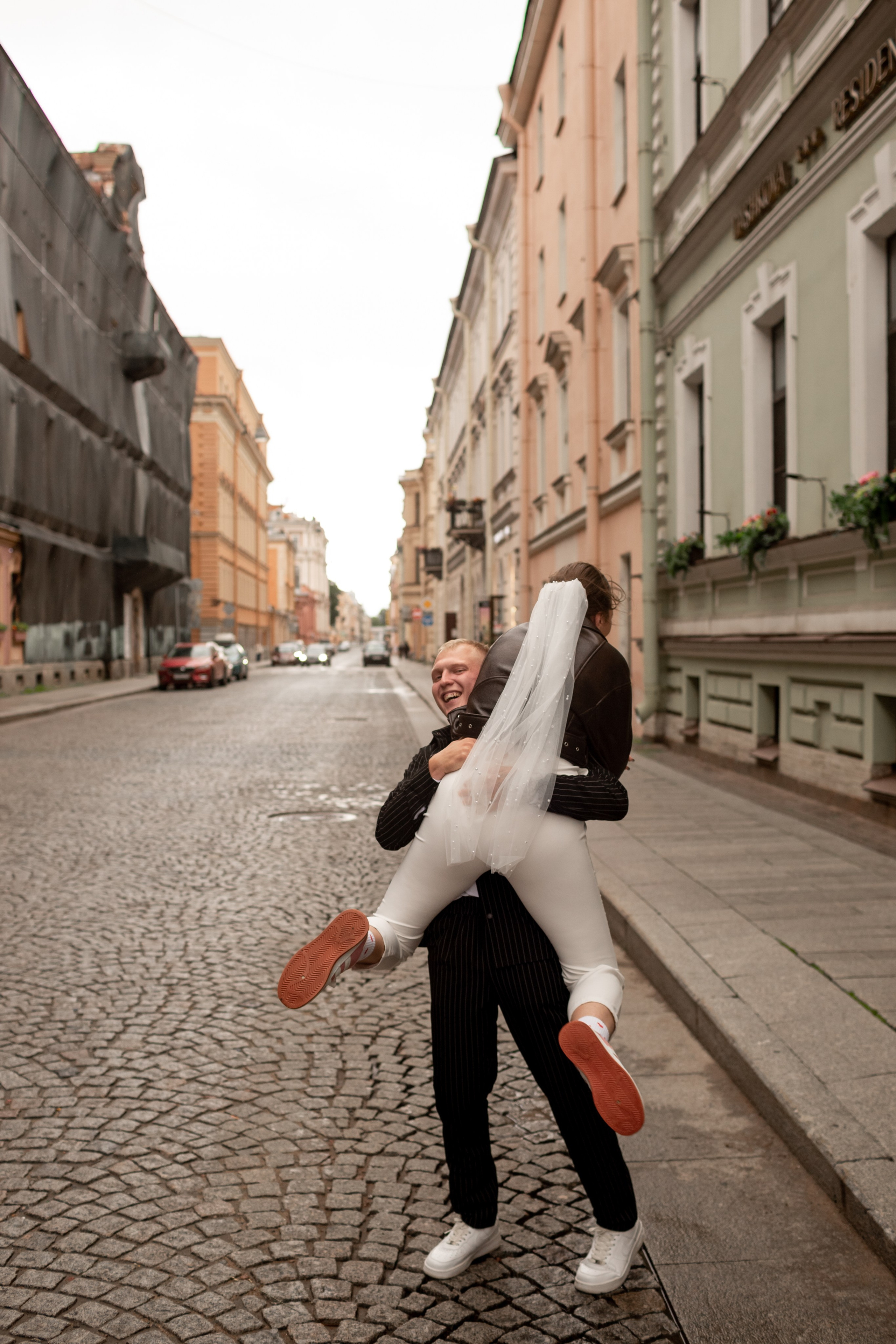 Свадебная фотосессия в центре Петербурга. Свадебный фотограф Кирилл Белый