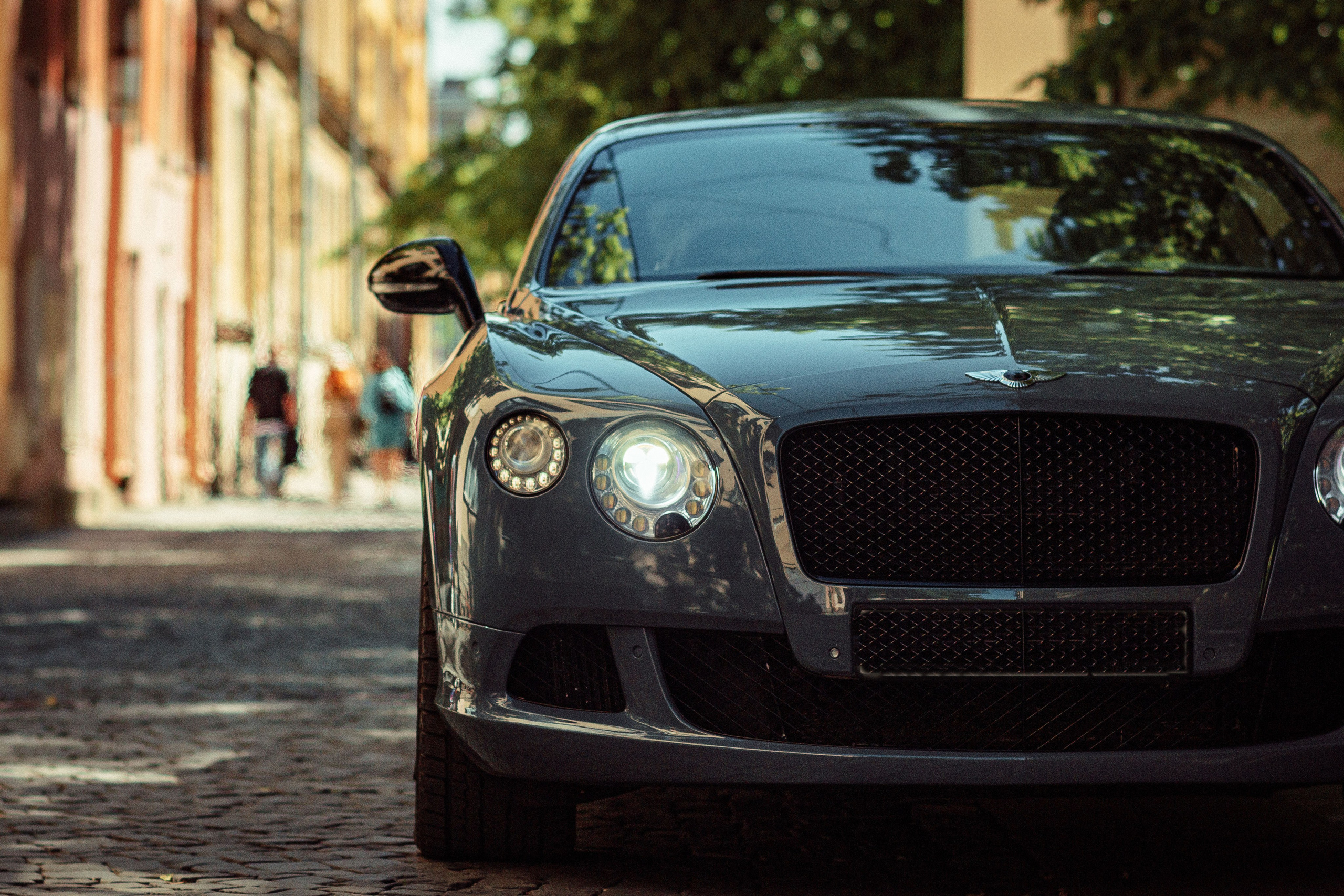 Передняя часть кузова Bentley — капот и фара крупным планом
