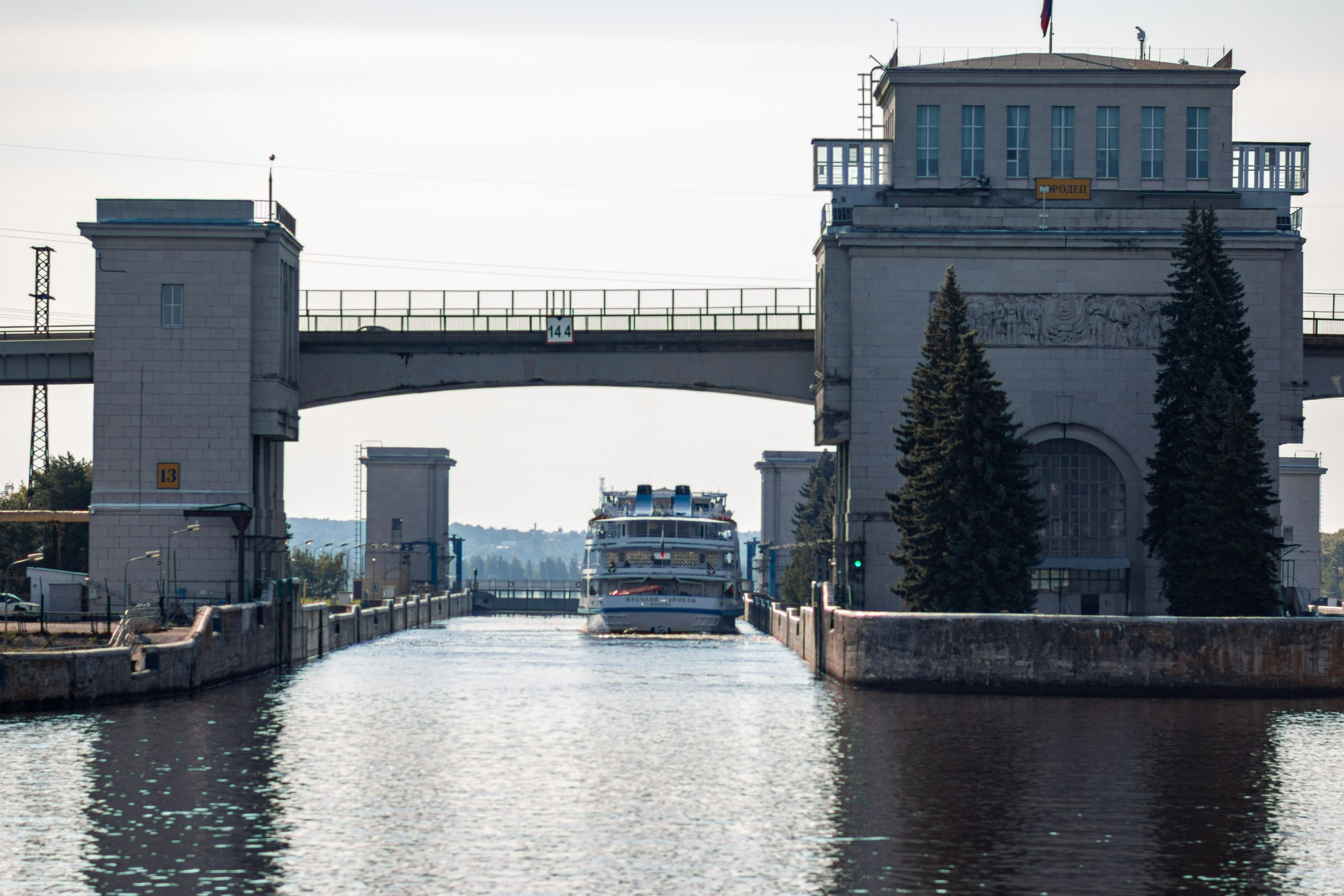 Вид на мост и административное здание Городецкого шлюза, паркуется теплоход