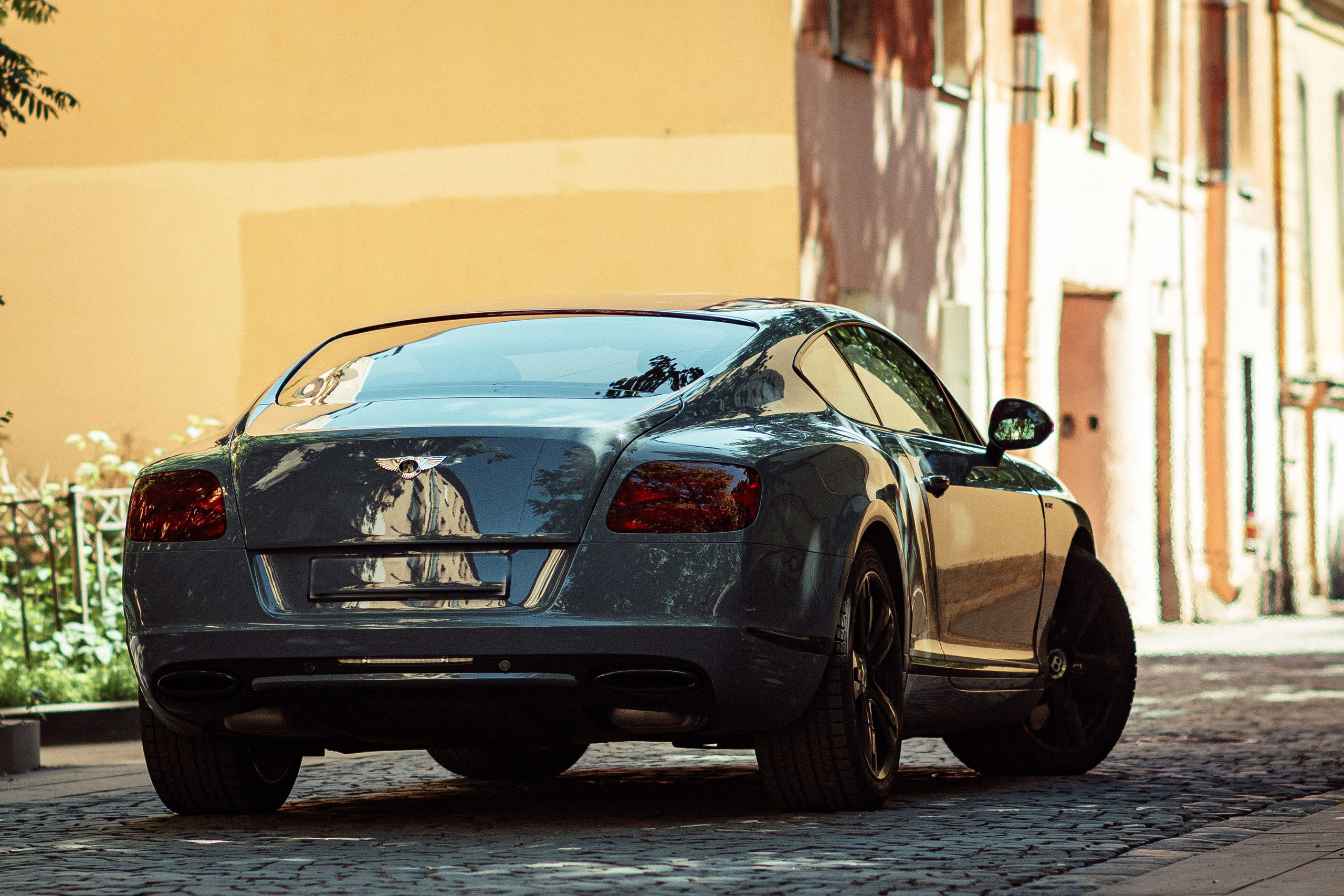 Корма и боковина Bentley — вид три четверти сзади