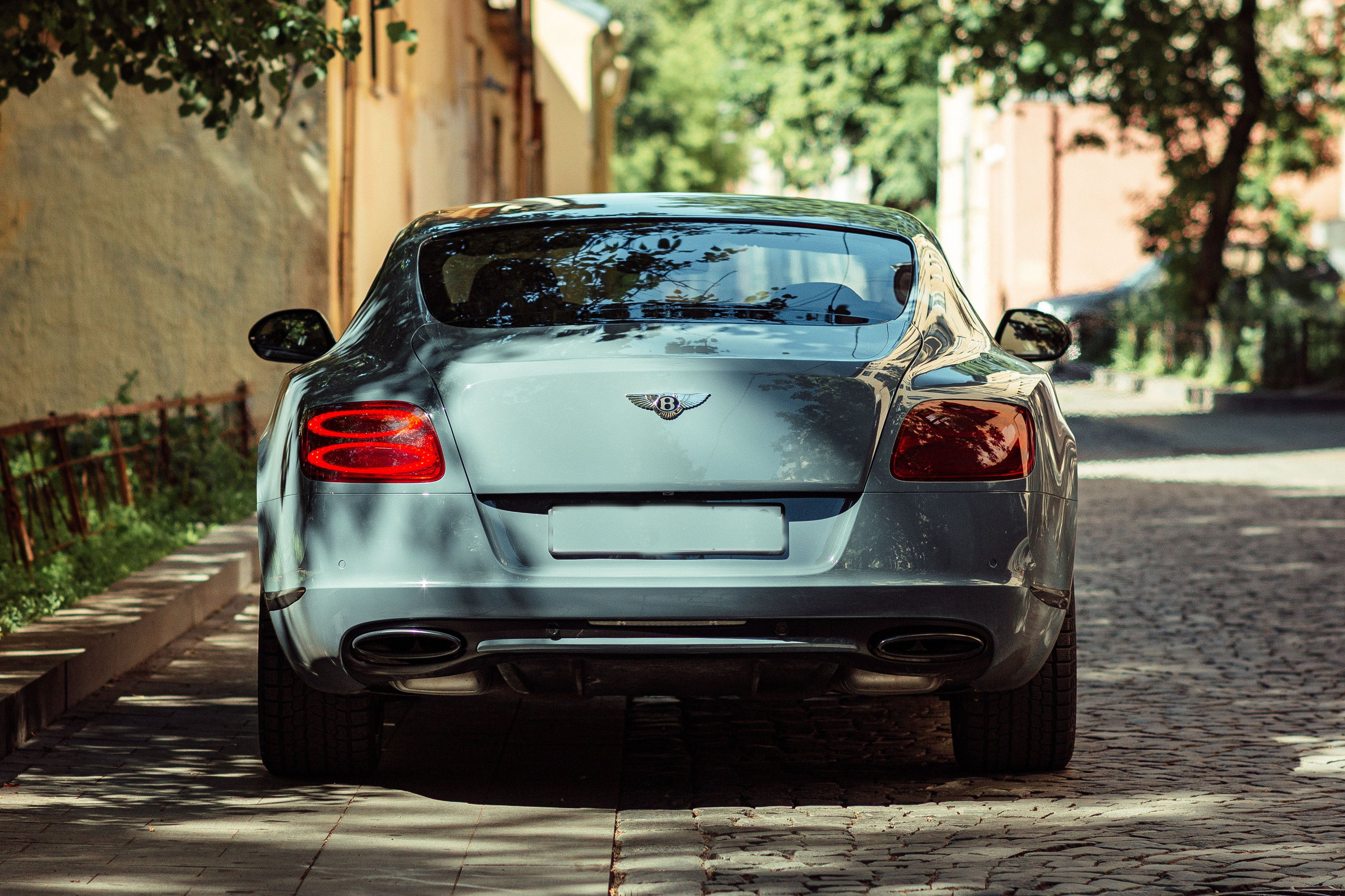 Задняя часть Bentley — фонари и бампер