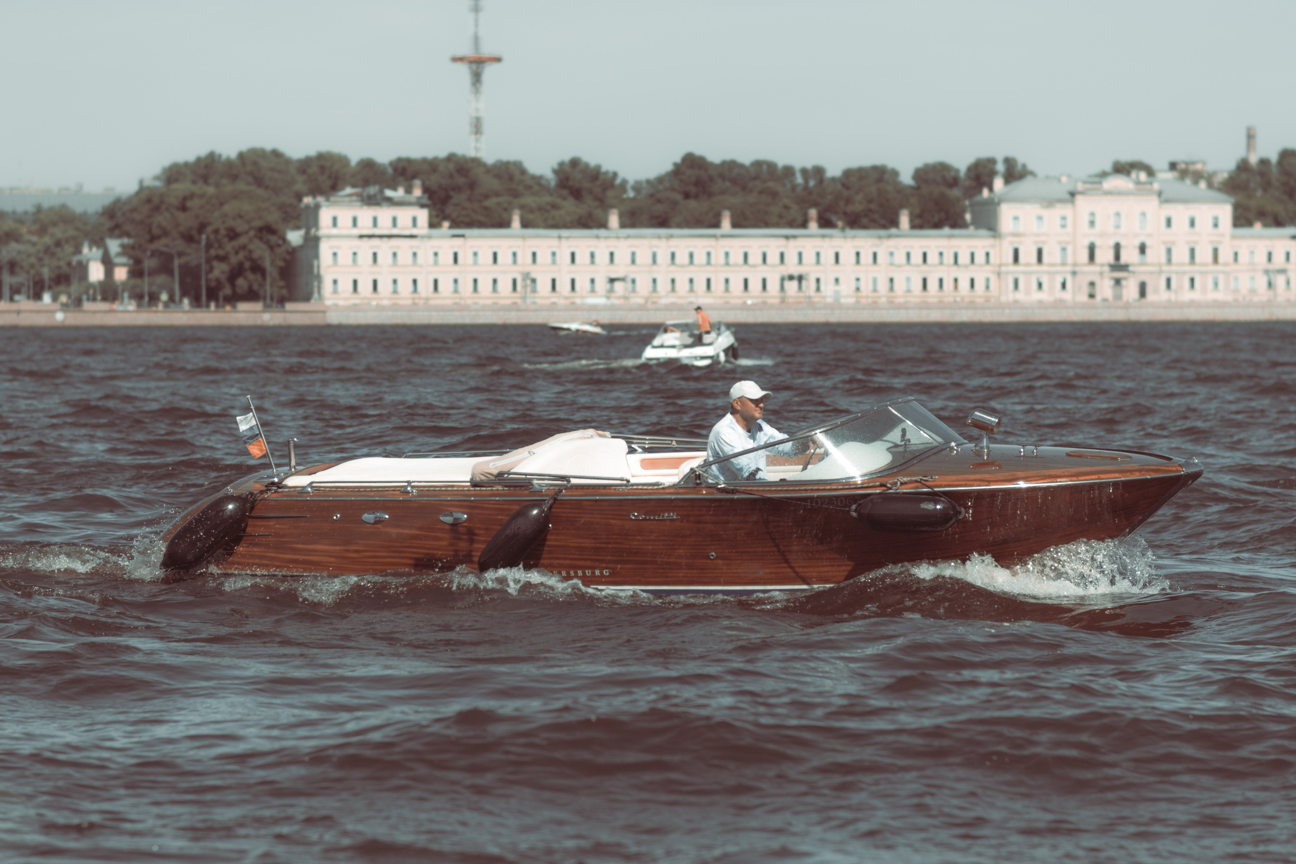 Красивая яхта плывёт по Неве — ретро-кадр с кораблика