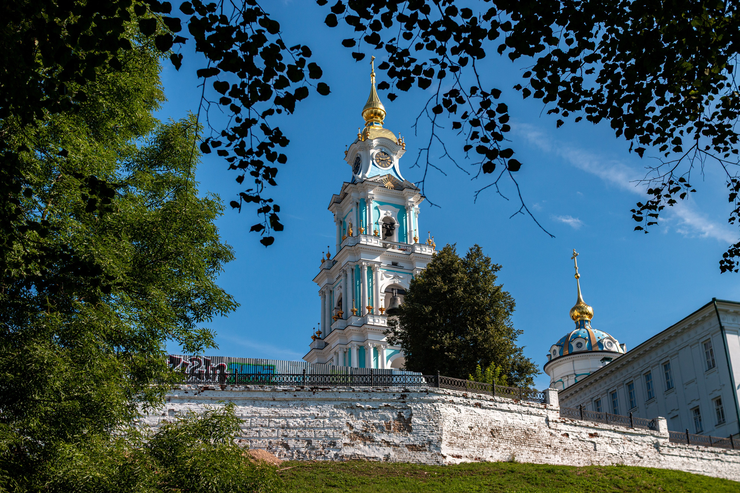 Церковь Владимира Равноапостольного в Доме соборного причта в Костроме, вид на колокольню и белокаменную крепость