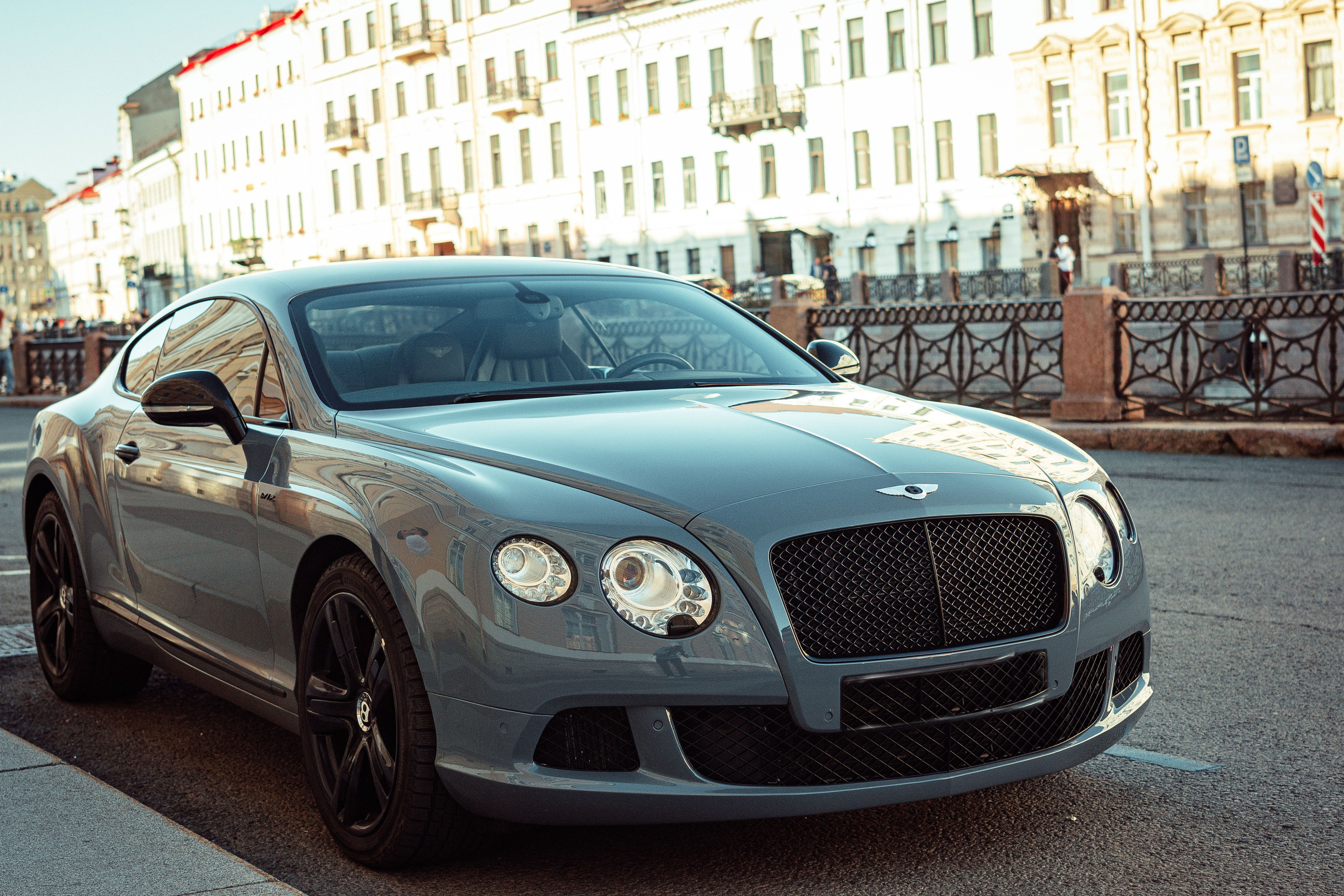 Bentley на набережной Санкт-Петербурга — общий вид для объявления