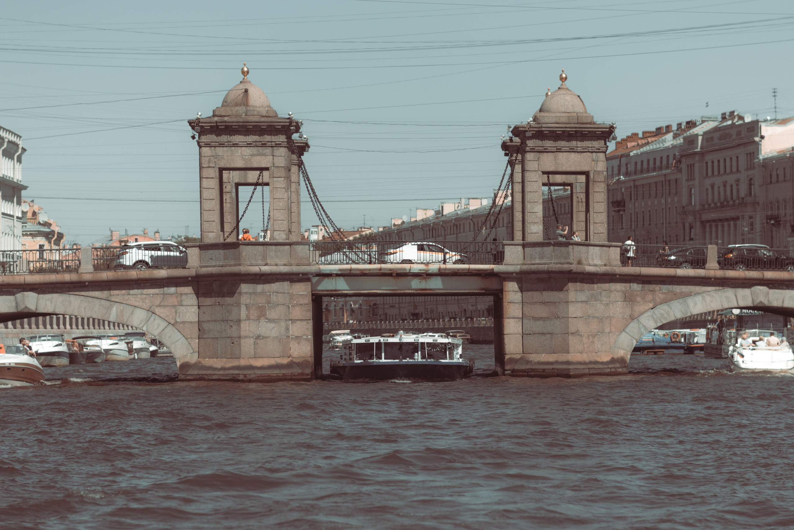 Кадр с кораблика: мост и проплывающий корабль, винтажная обработка