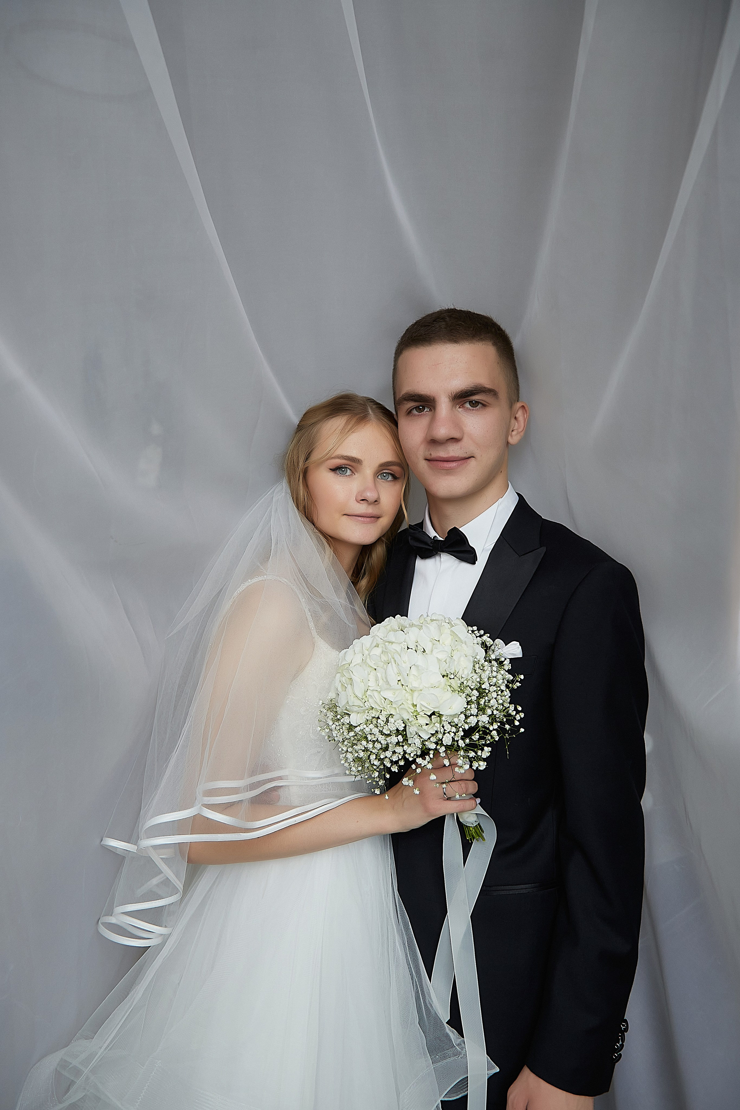 молодожёны. жених и невеста. фото в загсе