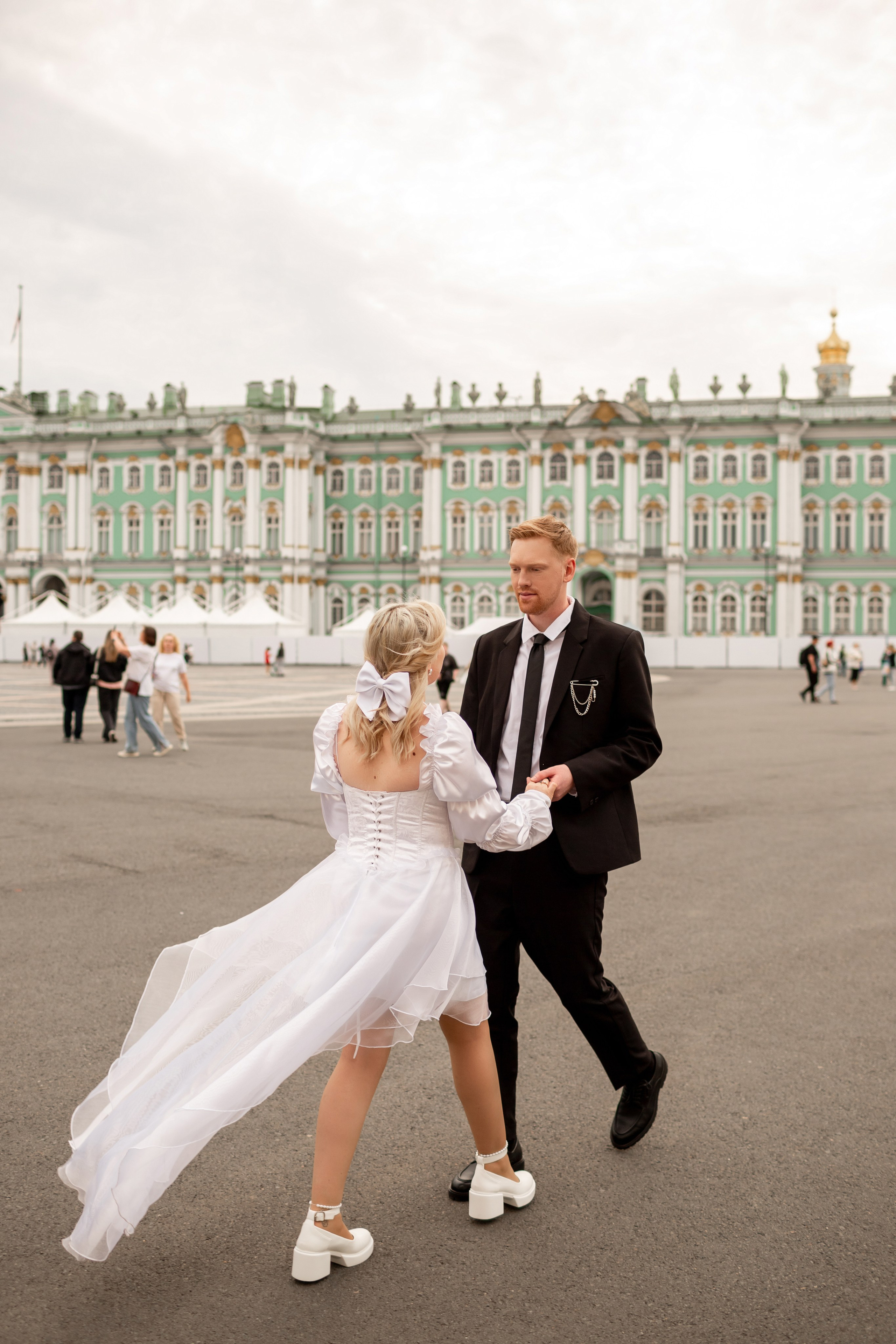 Свадебная фотопрогулка на Дворцовой площади Санкт-Петербурга.