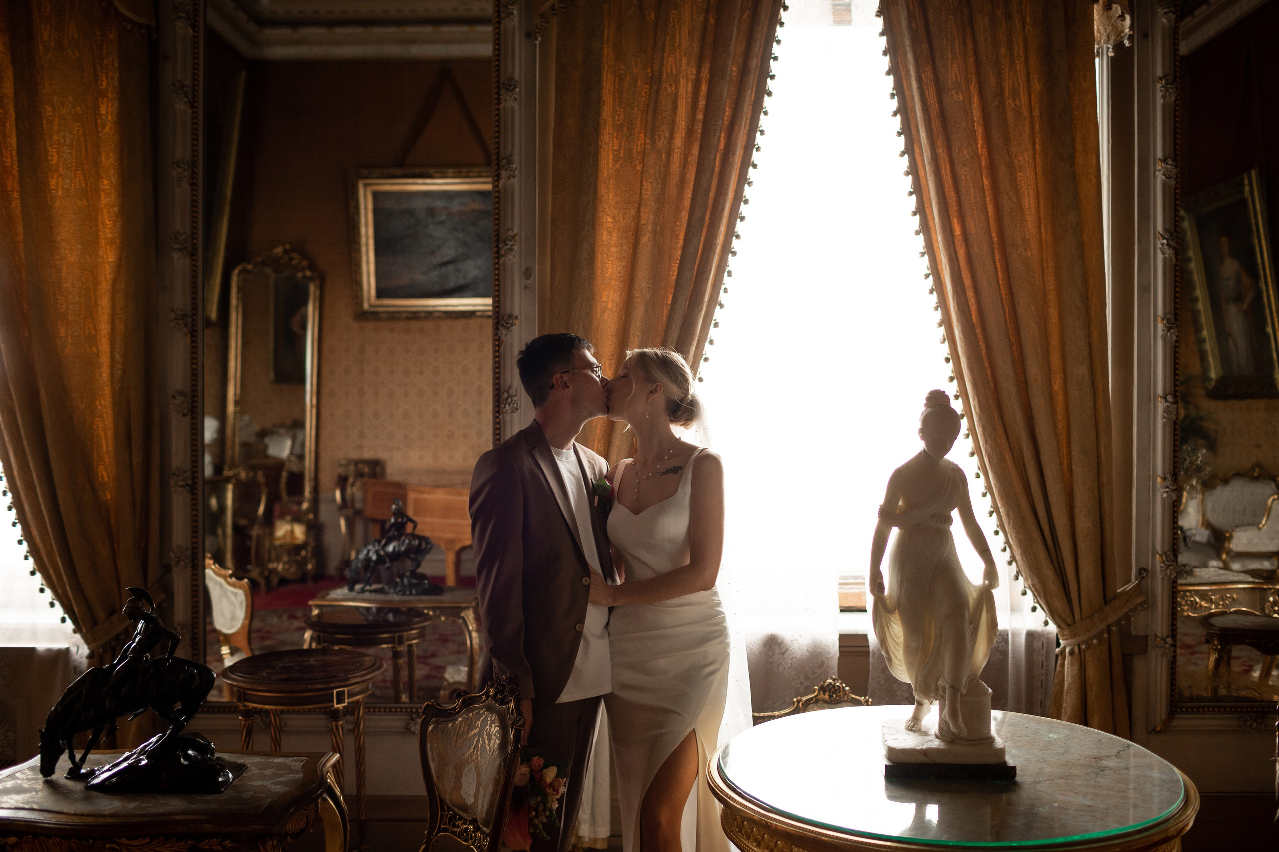 Свадебная фотосессия во дворцах Петербурга. Свадебный фотограф Кирилл Белый