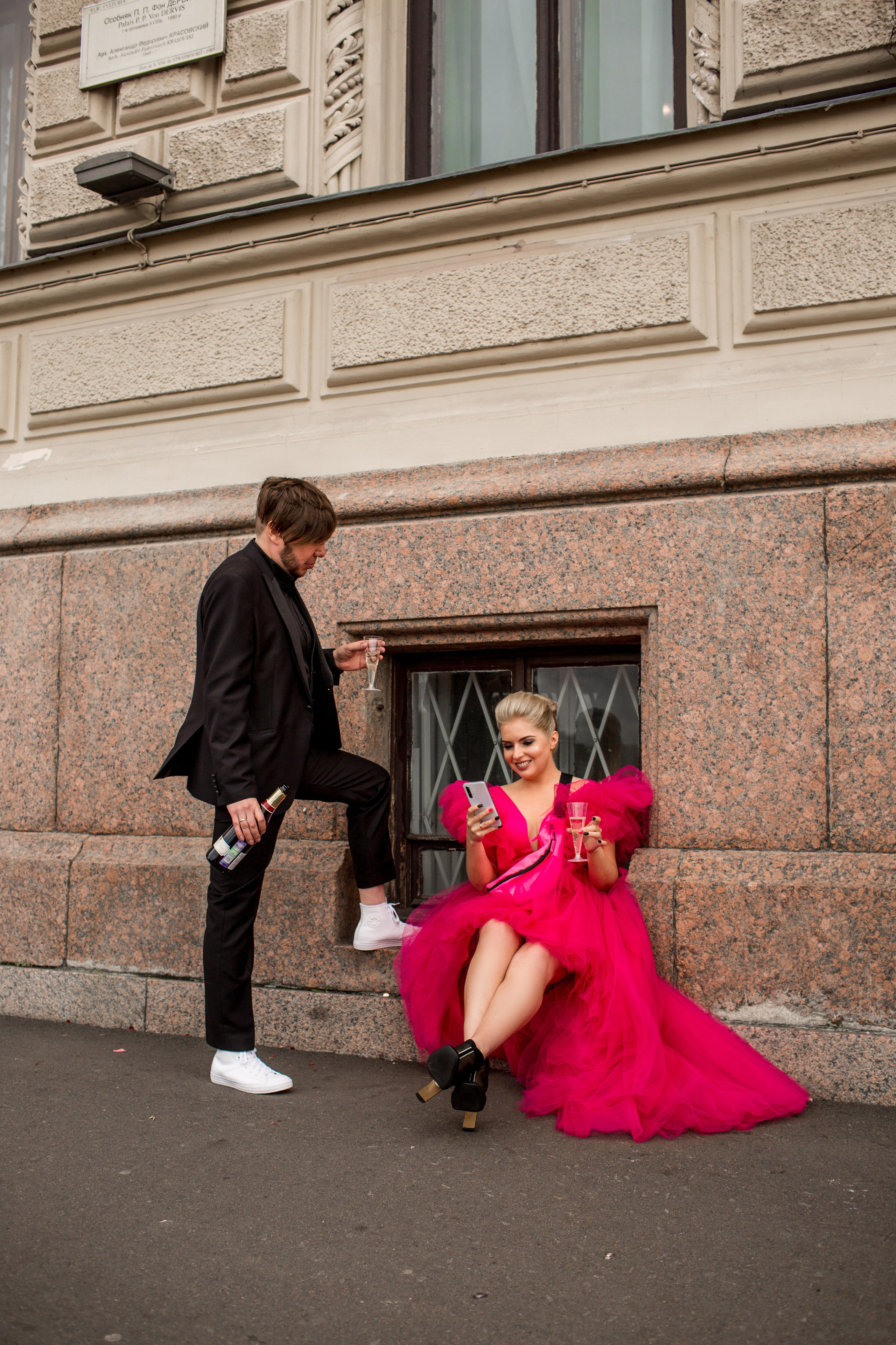 Классическая свадебная фотография пары на фоне городской архитектуры СПб