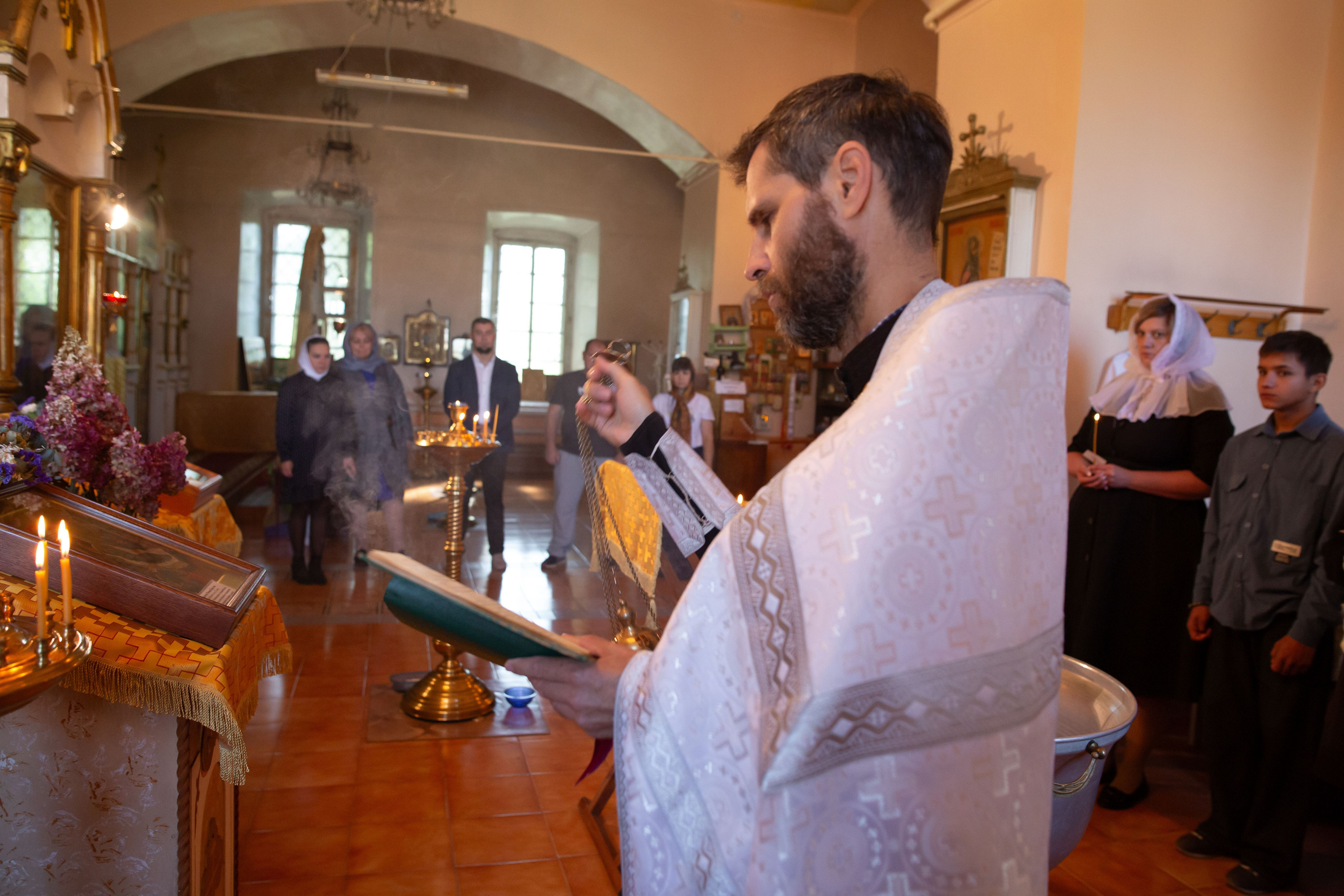 Крещение двух братьев. Храм Успения Пресвятой Богородицы. Семейный и детский фотограф Анна Петракова