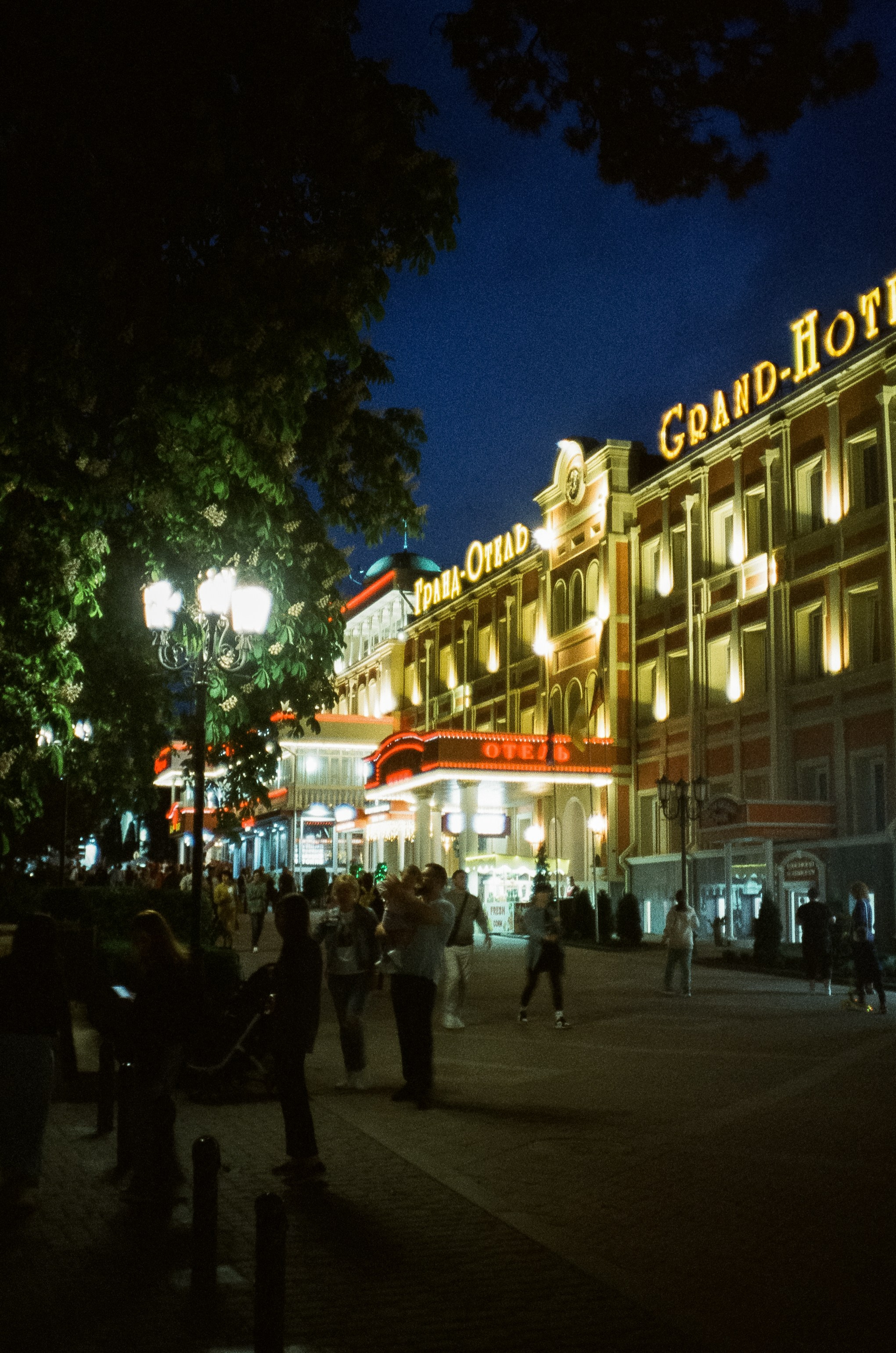 Курортный проспект Кисловодска вечером и поющие фонтаты