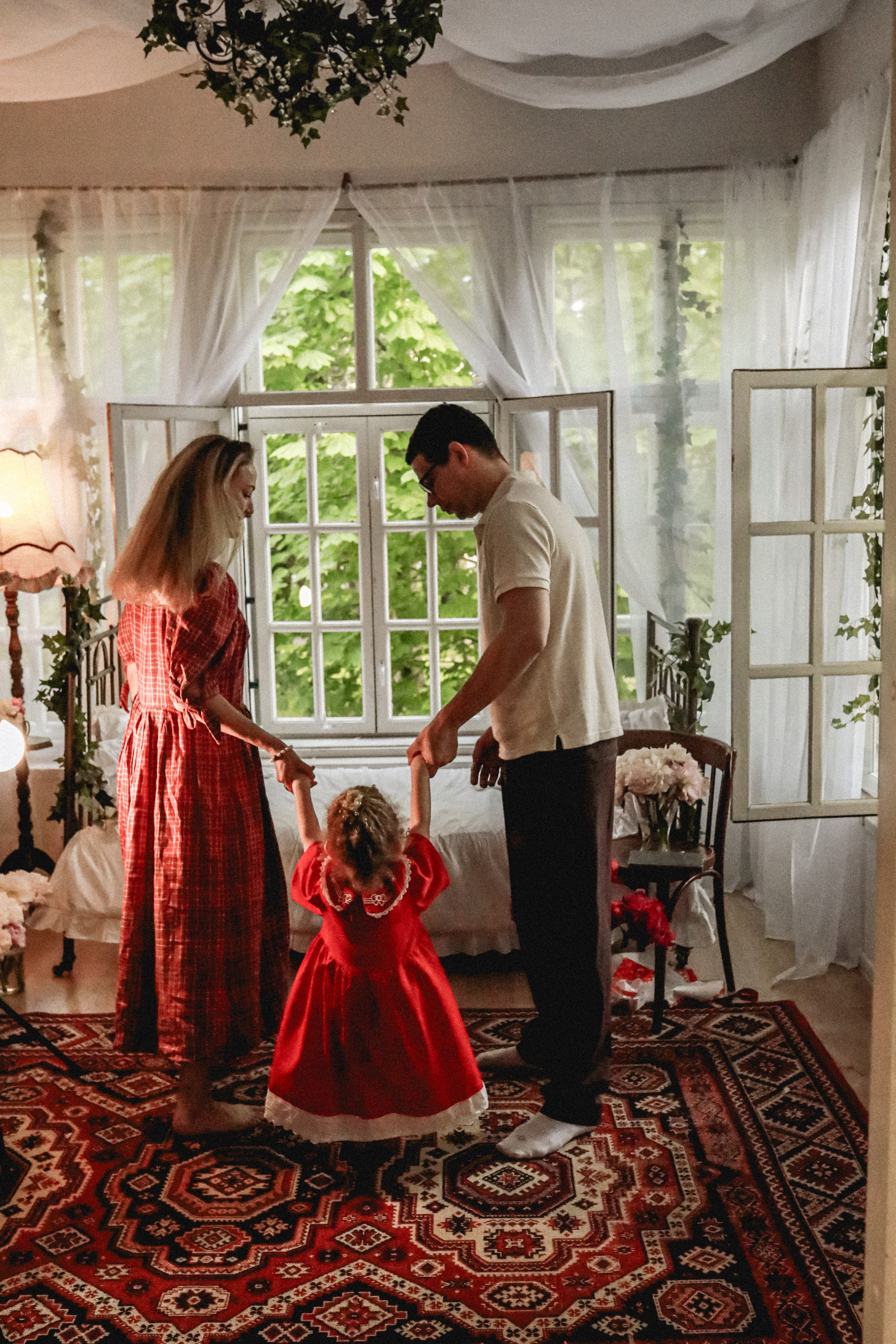 Пионы на балконе