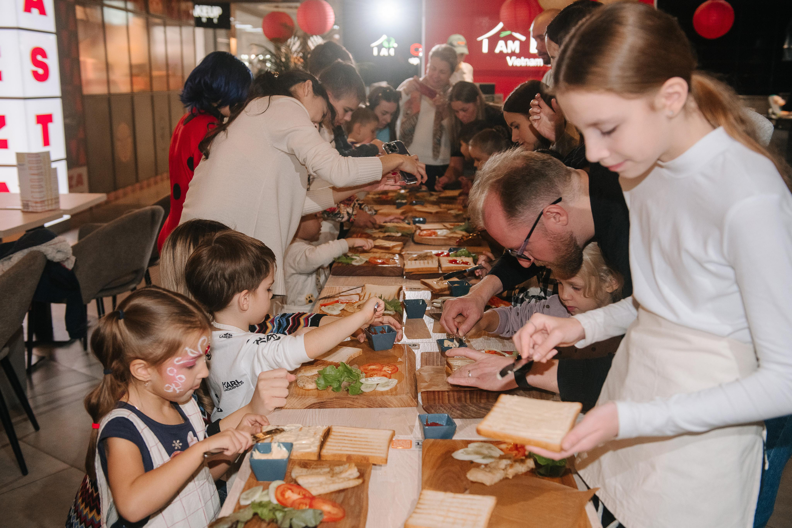 Гастродвор. Детский мастер-класс по приготовлению сэндвичей. Фотограф Валерия Голубева (Миронова)