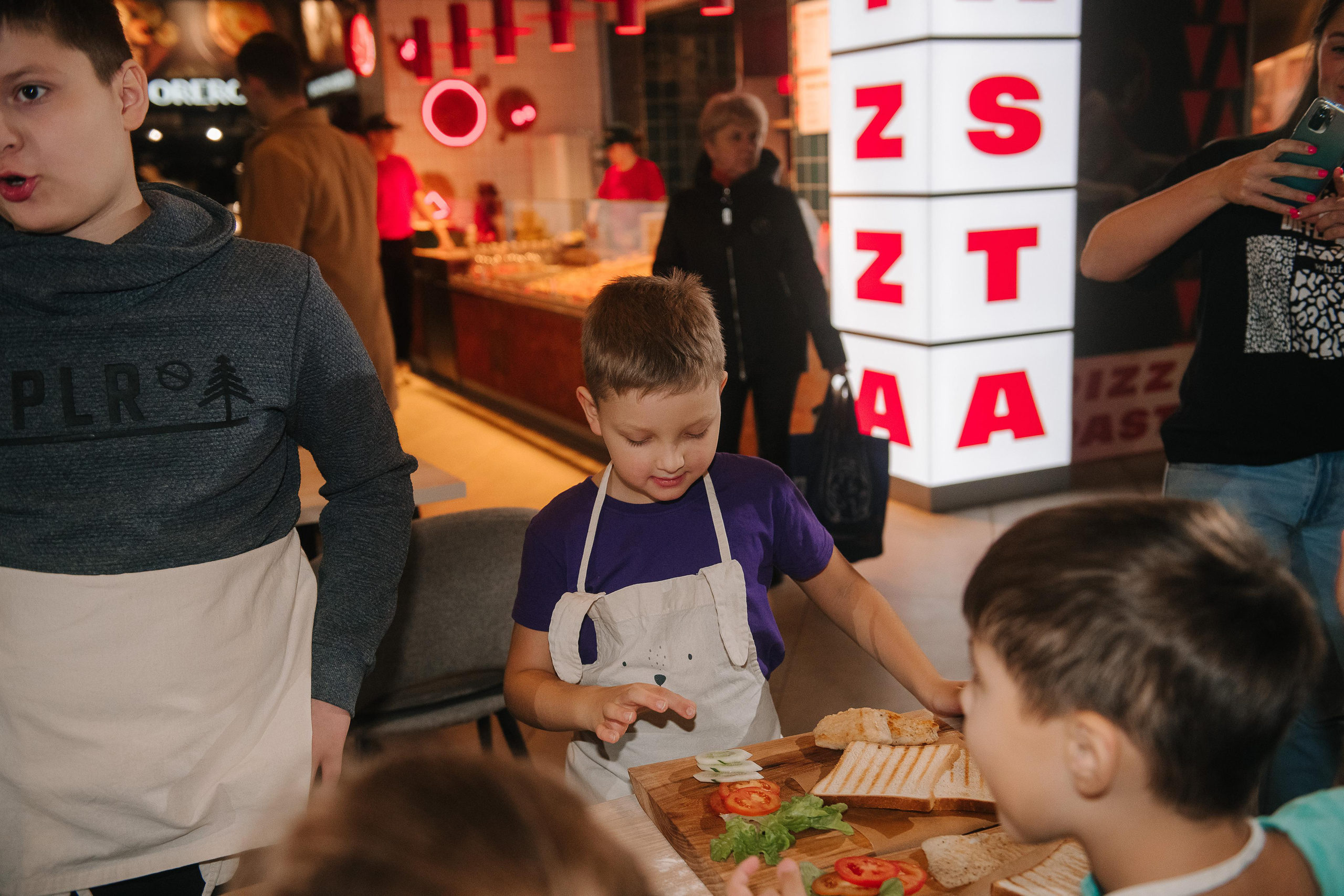 Гастродвор. Детский мастер-класс по приготовлению сэндвичей. Фотограф Валерия Голубева (Миронова)
