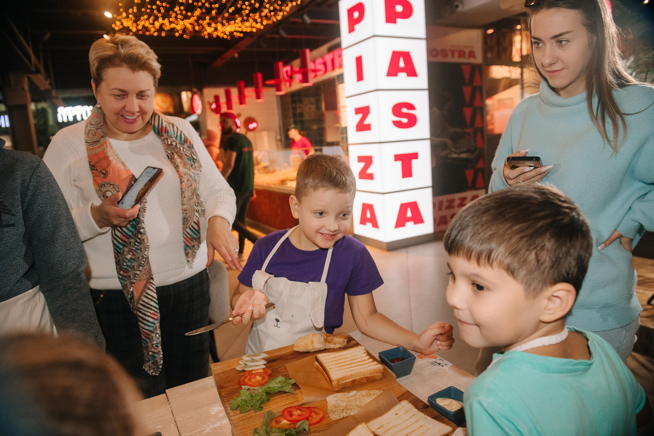 Гастродвор. Детский мастер-класс по приготовлению сэндвичей. Фотограф Валерия Голубева (Миронова)
