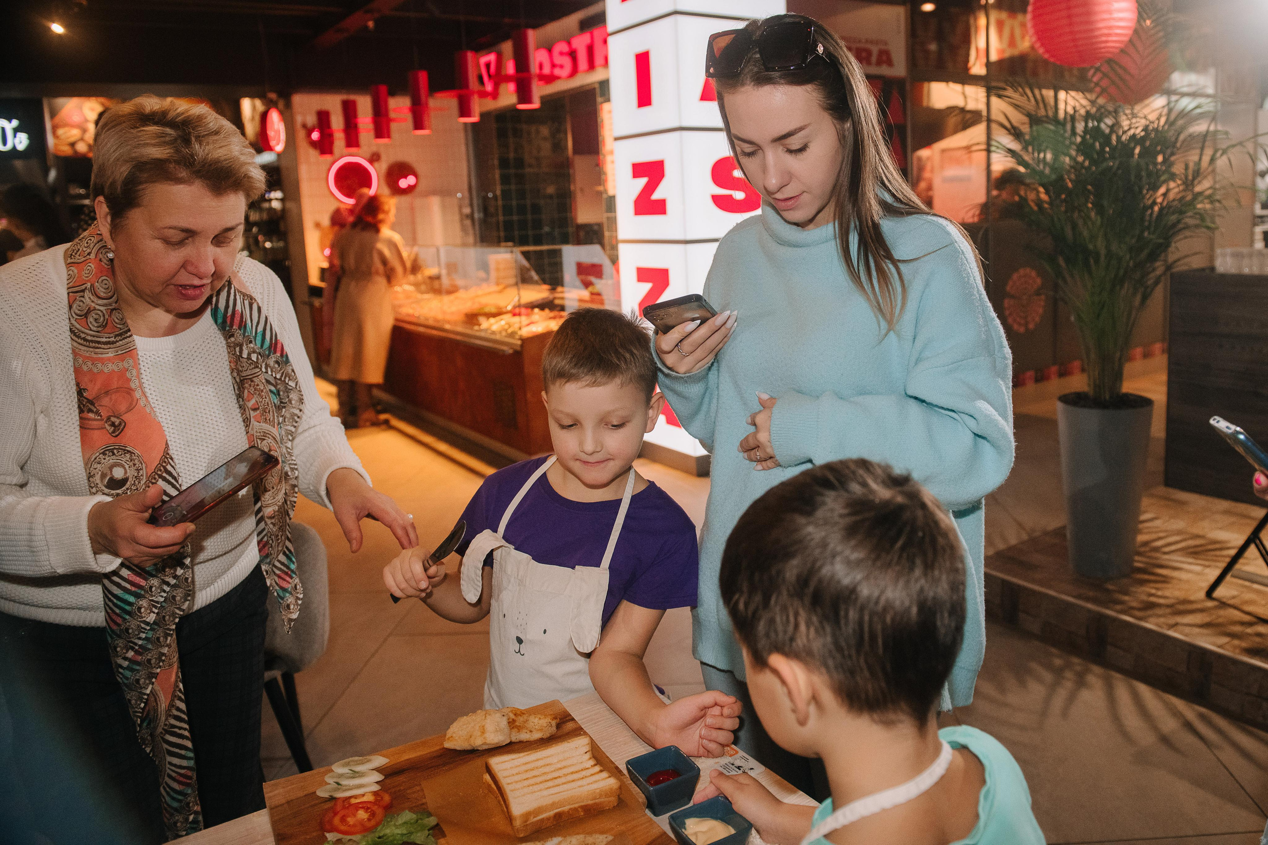 Гастродвор. Детский мастер-класс по приготовлению сэндвичей. Фотограф Валерия Голубева (Миронова)