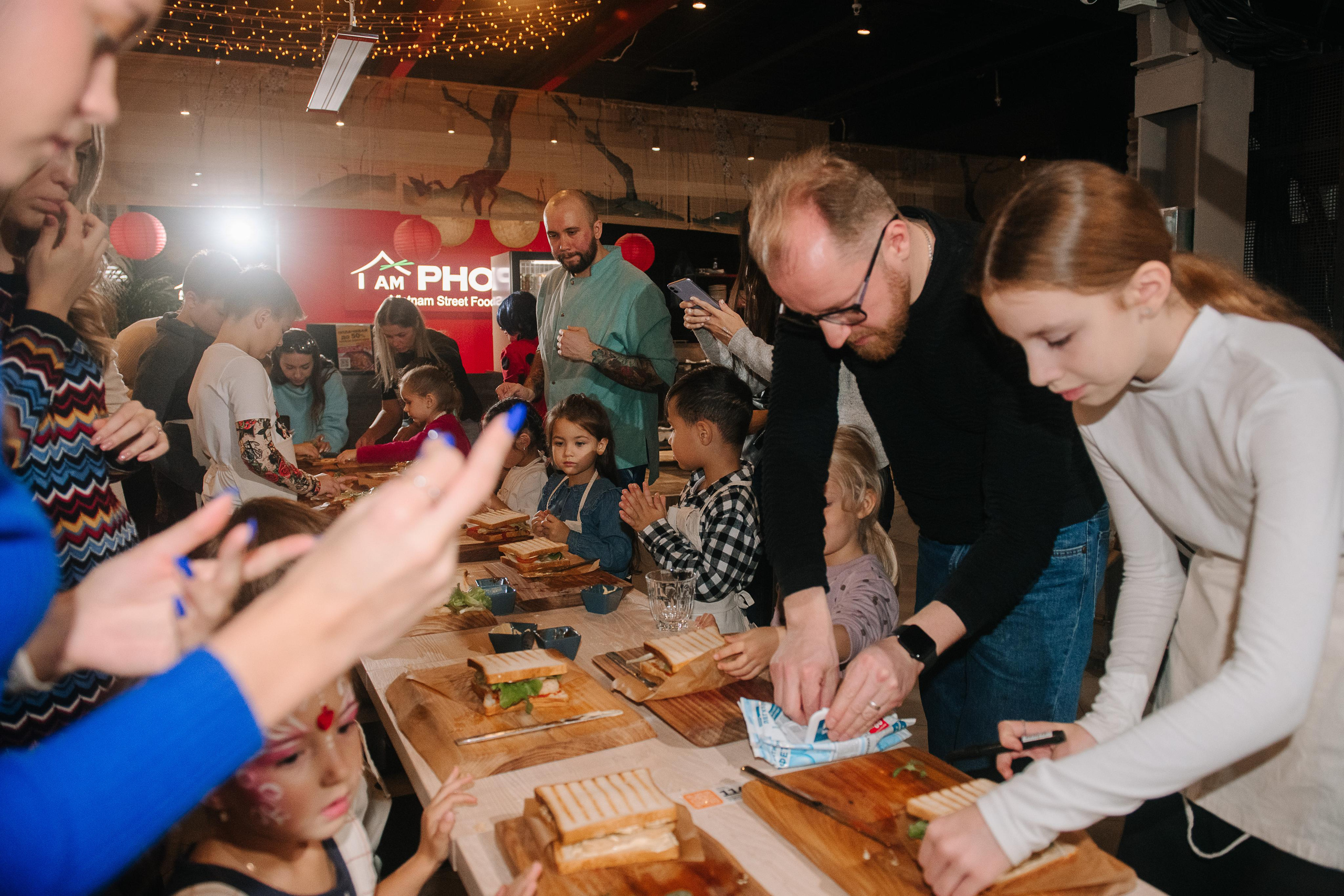 Гастродвор. Детский мастер-класс по приготовлению сэндвичей. Фотограф Валерия Голубева (Миронова)