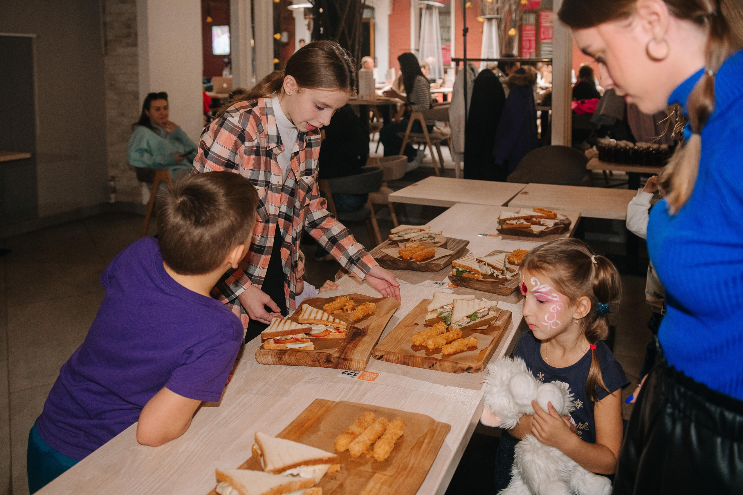 Гастродвор. Детский мастер-класс по приготовлению сэндвичей. Фотограф Валерия Голубева (Миронова)