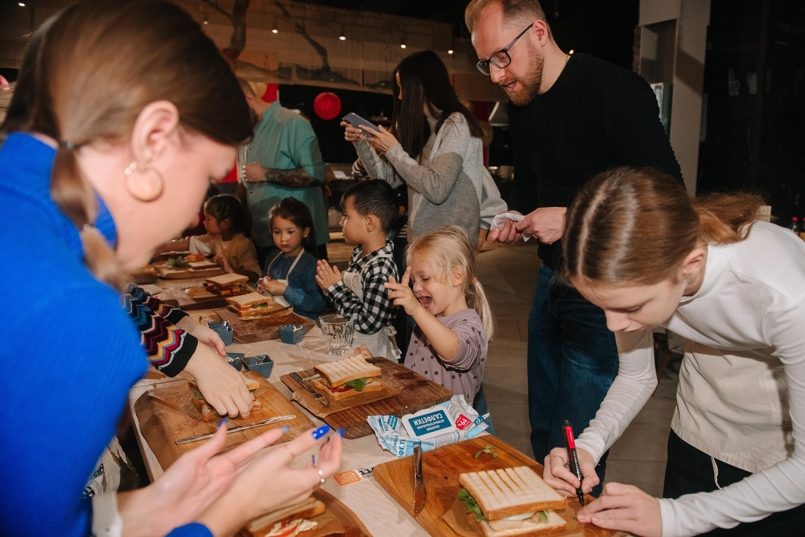 Гастродвор. Детский мастер-класс по приготовлению сэндвичей. Фотограф Валерия Голубева (Миронова)