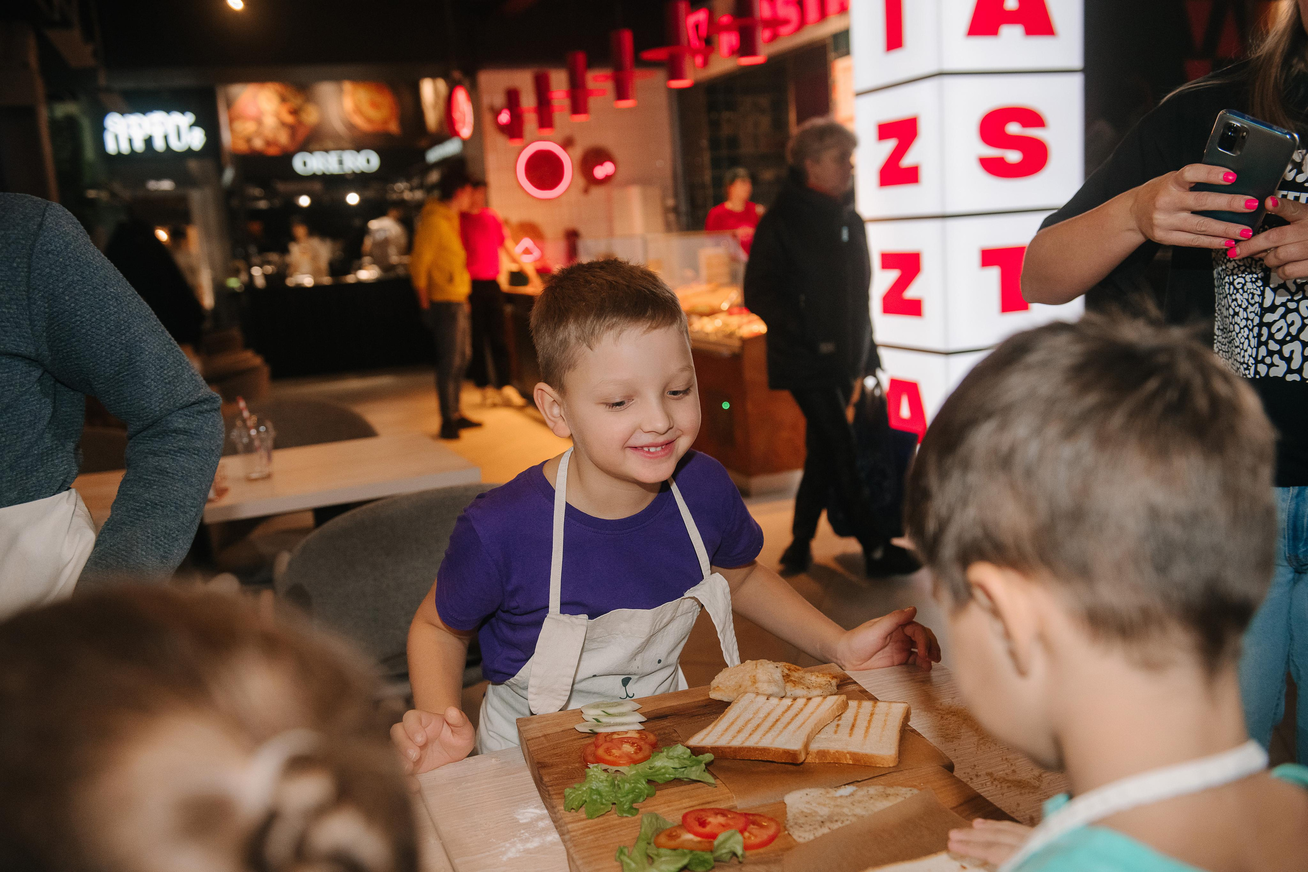 Гастродвор. Детский мастер-класс по приготовлению сэндвичей. Фотограф Валерия Голубева (Миронова)