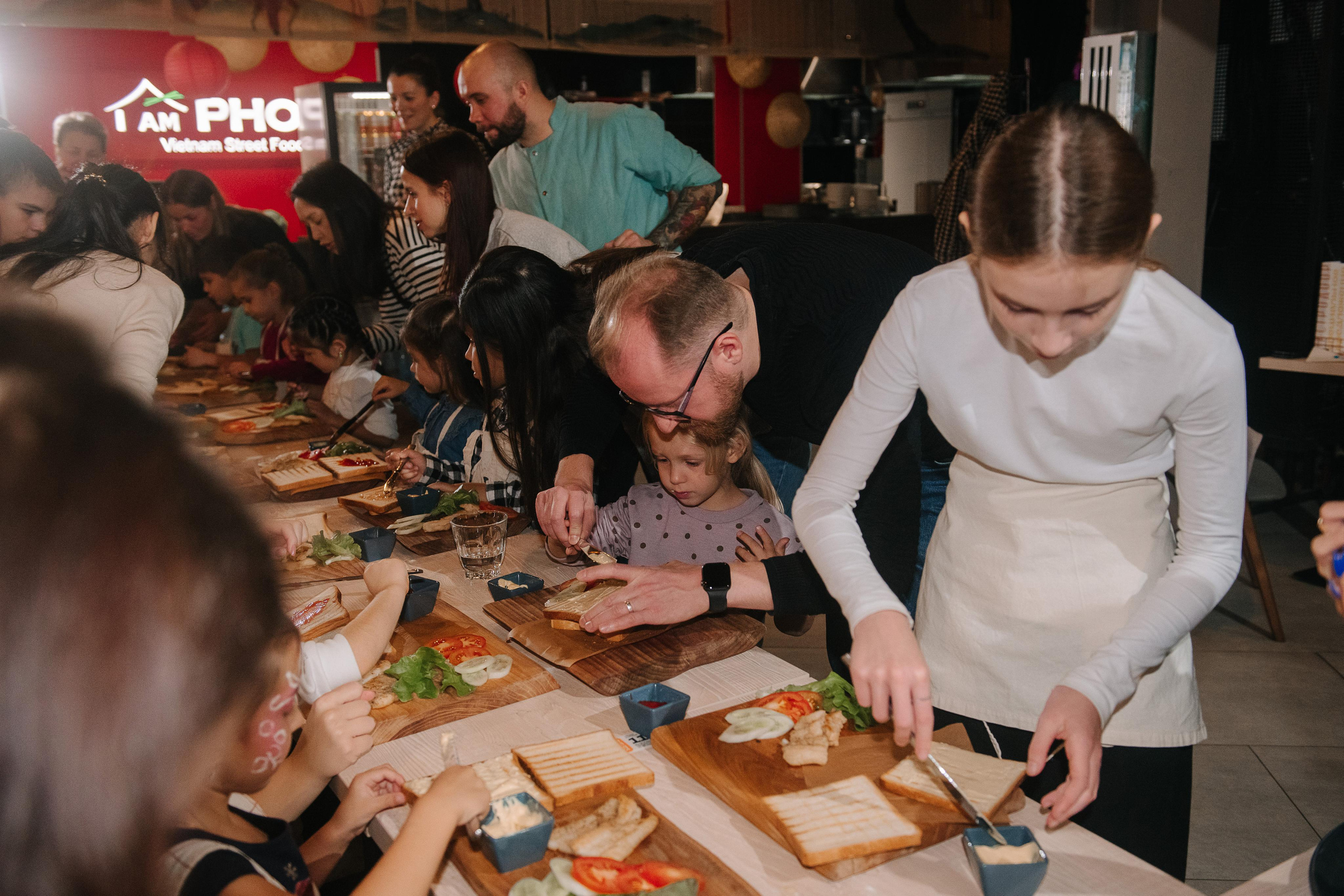 Гастродвор. Детский мастер-класс по приготовлению сэндвичей. Фотограф Валерия Голубева (Миронова)
