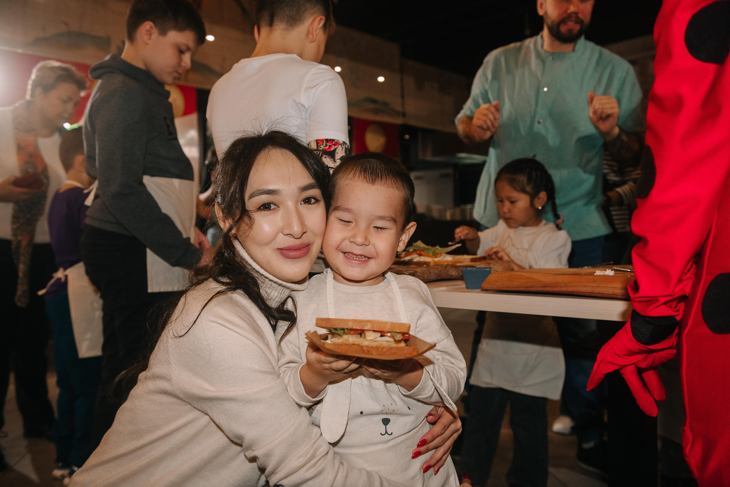 Гастродвор. Детский мастер-класс по приготовлению сэндвичей. Фотограф Валерия Голубева (Миронова)