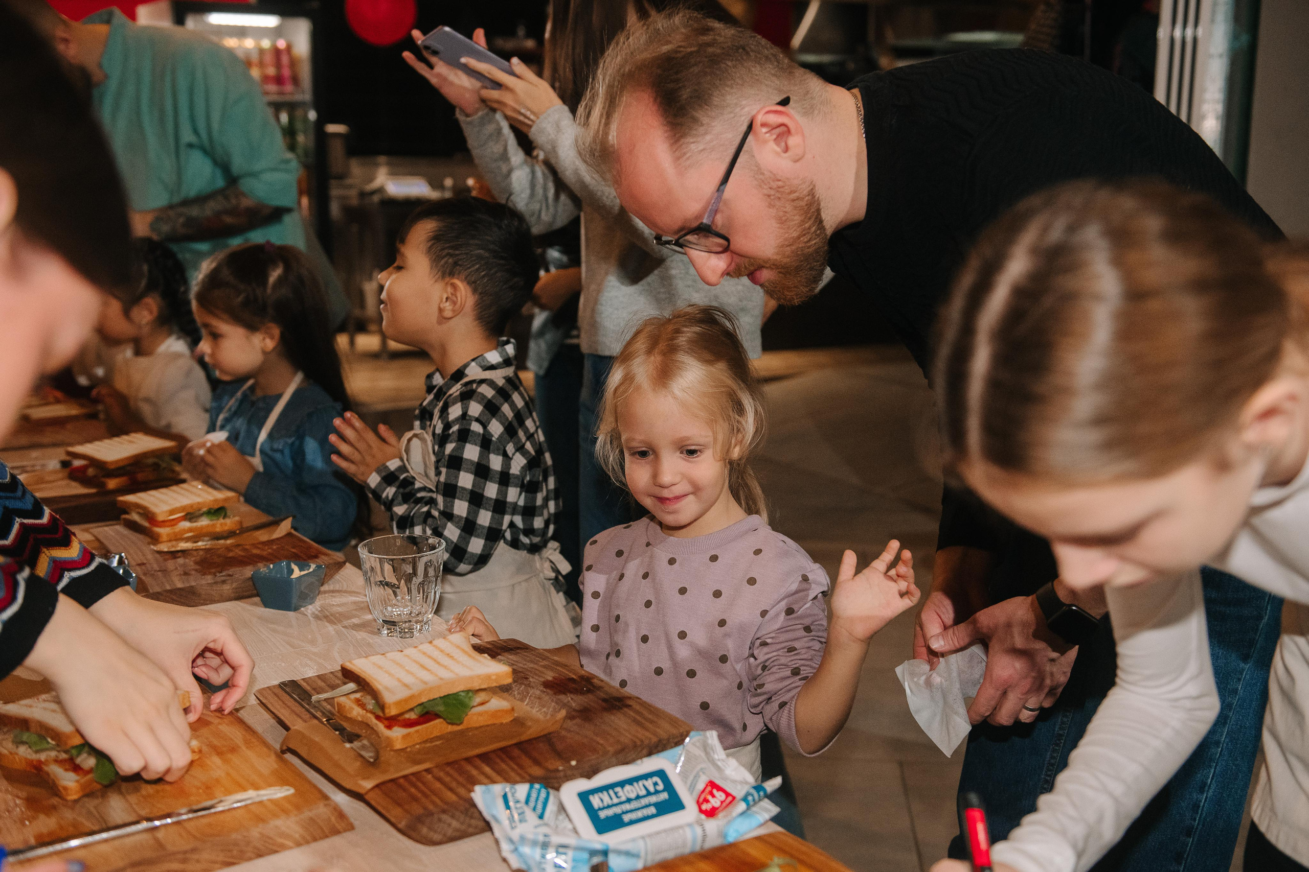 Гастродвор. Детский мастер-класс по приготовлению сэндвичей. Фотограф Валерия Голубева (Миронова)