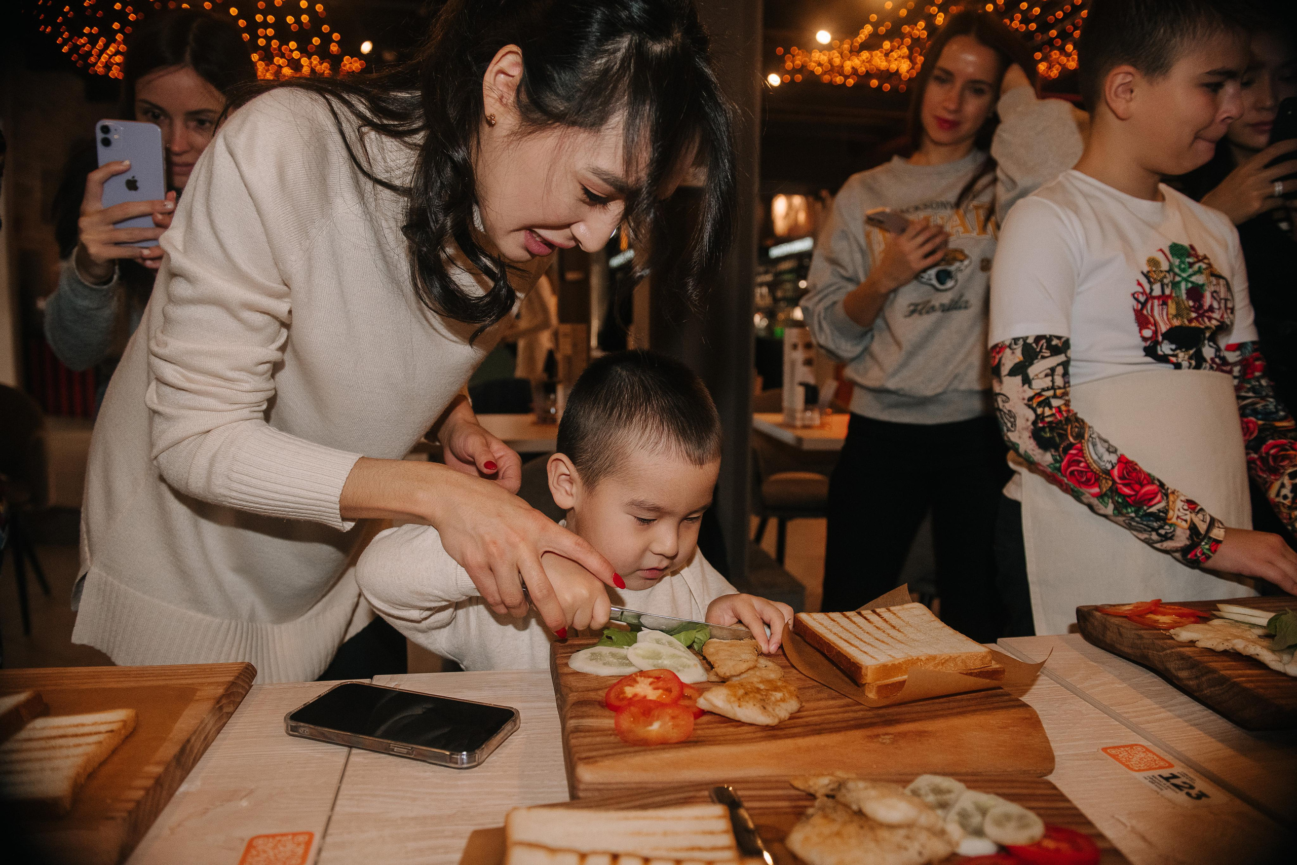 Гастродвор. Детский мастер-класс по приготовлению сэндвичей. Фотограф Валерия Голубева (Миронова)