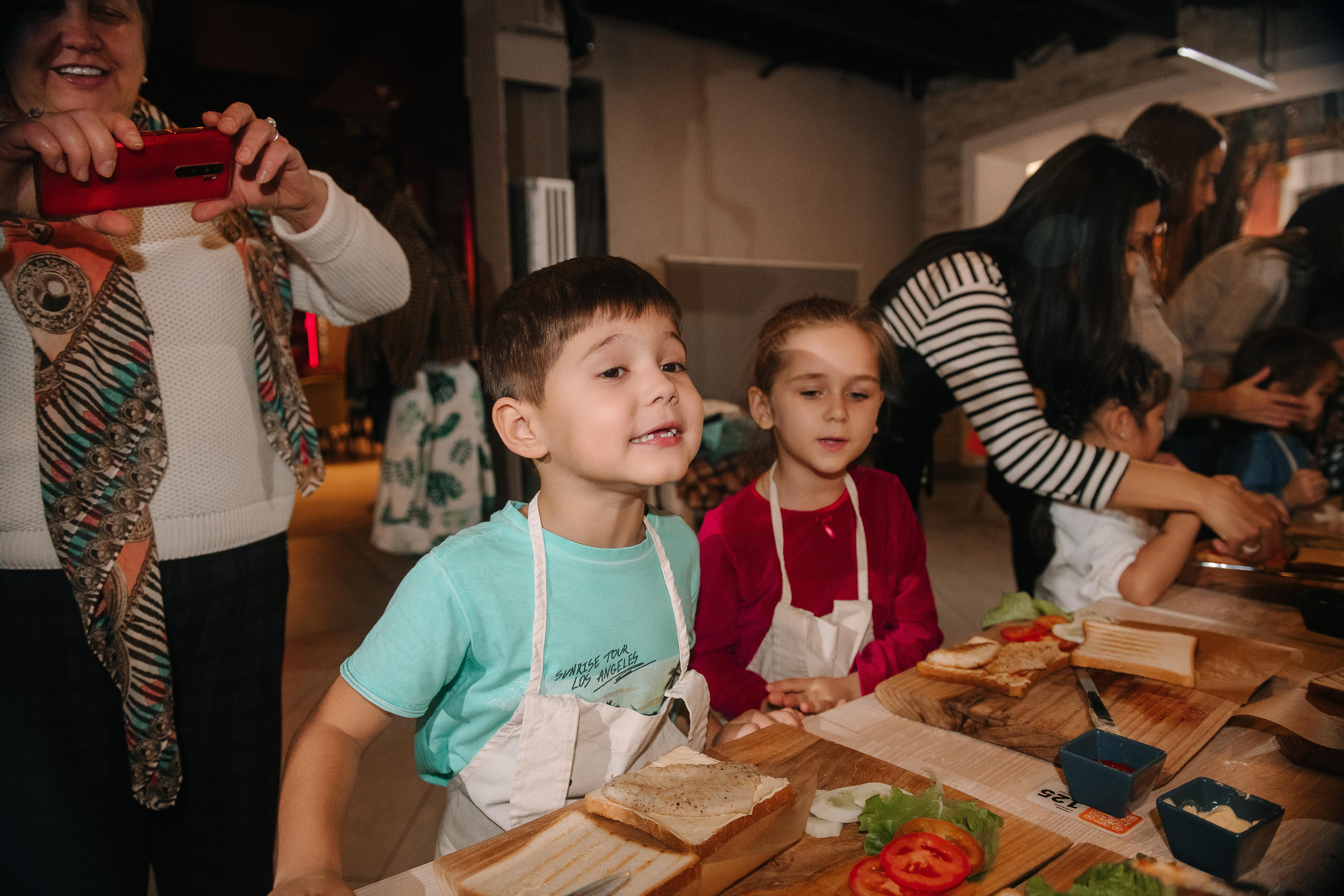 Гастродвор. Детский мастер-класс по приготовлению сэндвичей. Фотограф Валерия Голубева (Миронова)