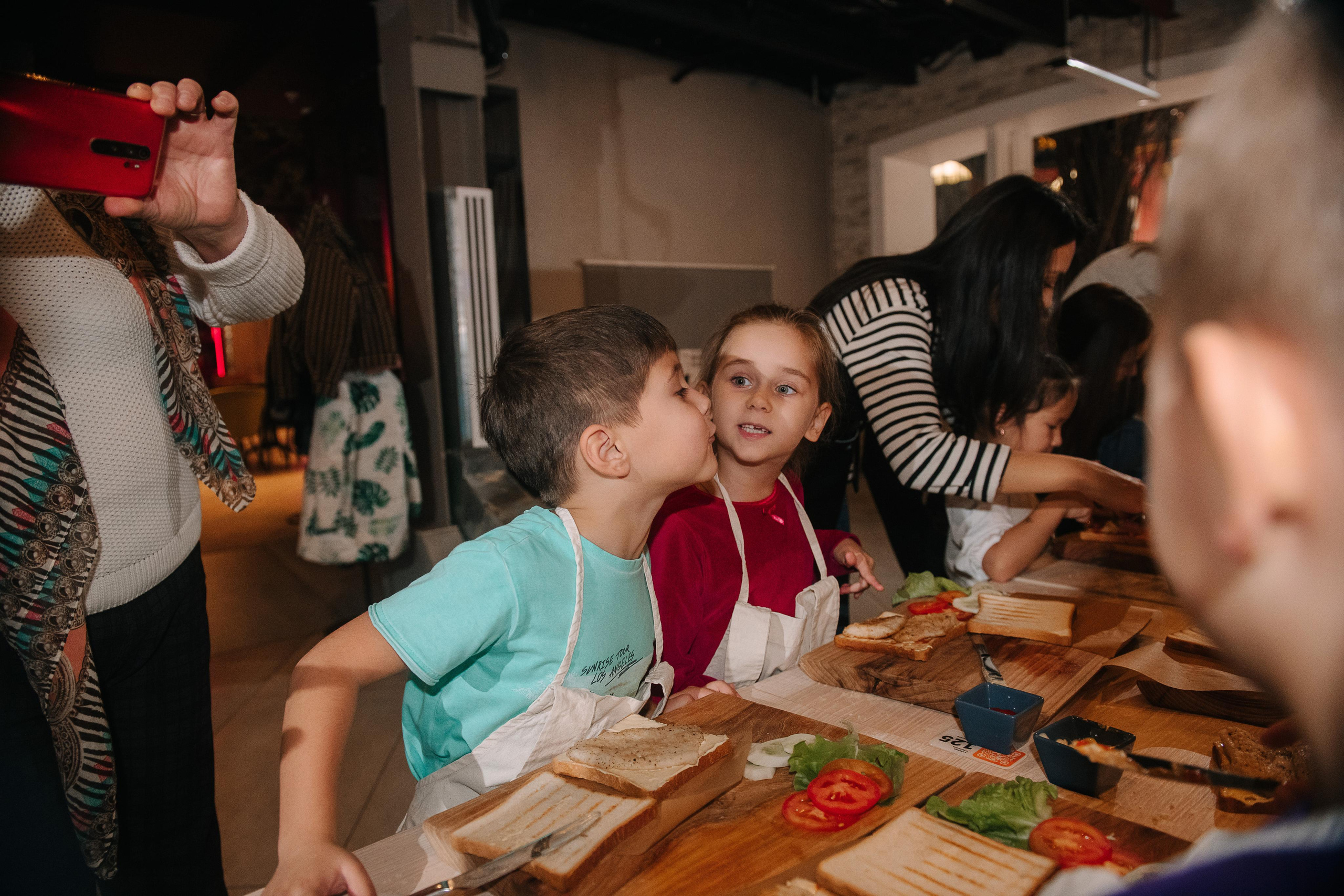 Гастродвор. Детский мастер-класс по приготовлению сэндвичей. Фотограф Валерия Голубева (Миронова)