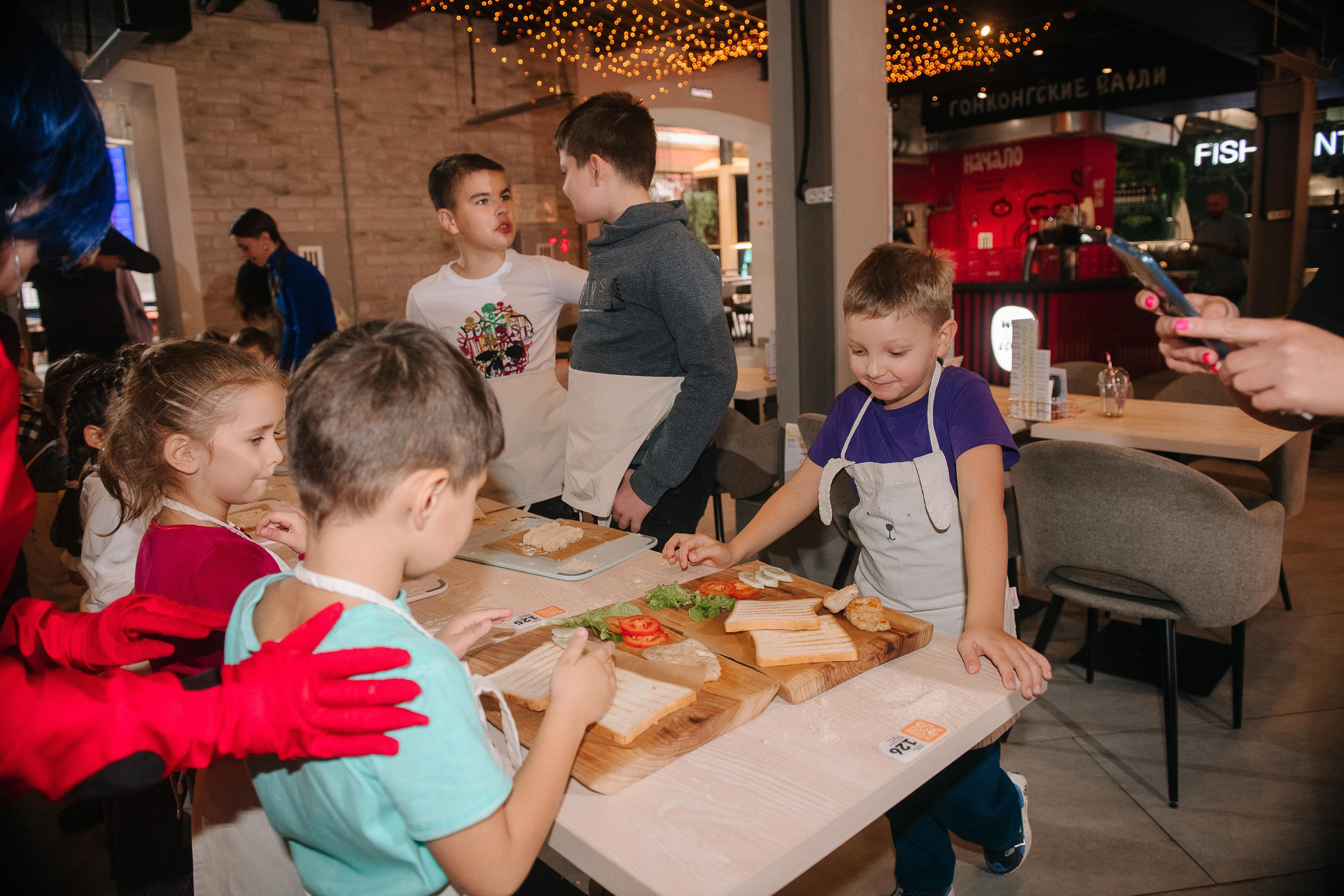 Гастродвор. Детский мастер-класс по приготовлению сэндвичей. Фотограф Валерия Голубева (Миронова)