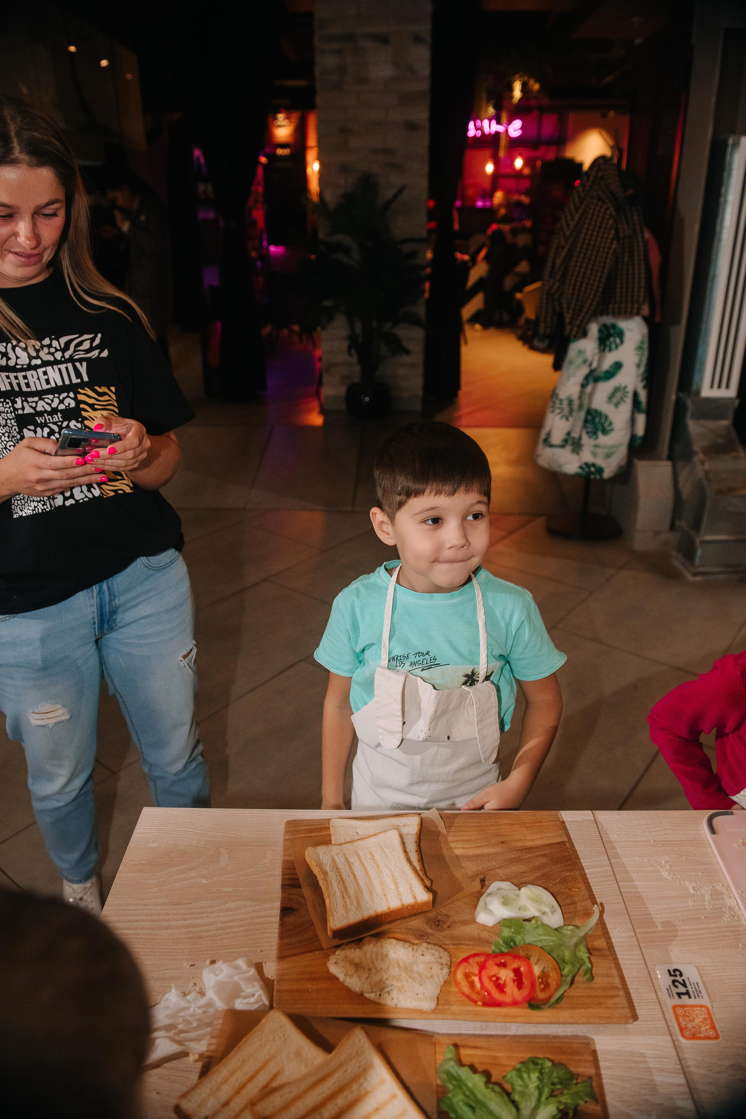 Гастродвор. Детский мастер-класс по приготовлению сэндвичей. Фотограф Валерия Голубева (Миронова)