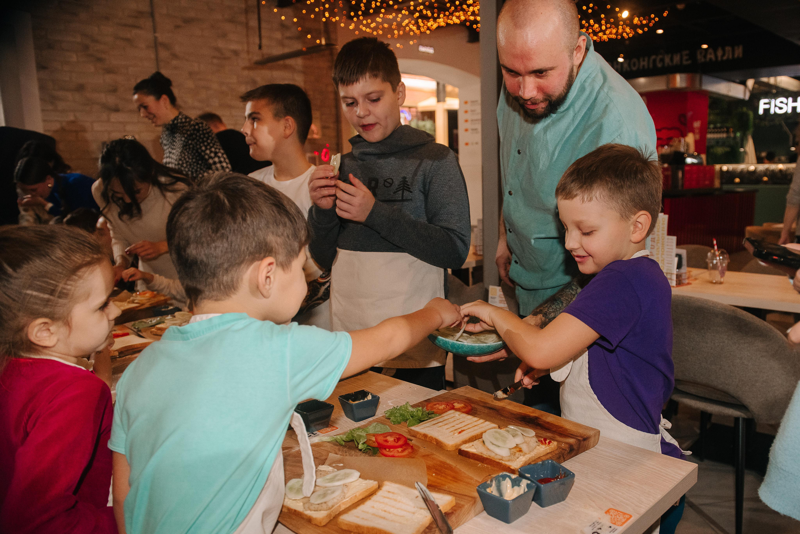 Гастродвор. Детский мастер-класс по приготовлению сэндвичей. Фотограф Валерия Голубева (Миронова)